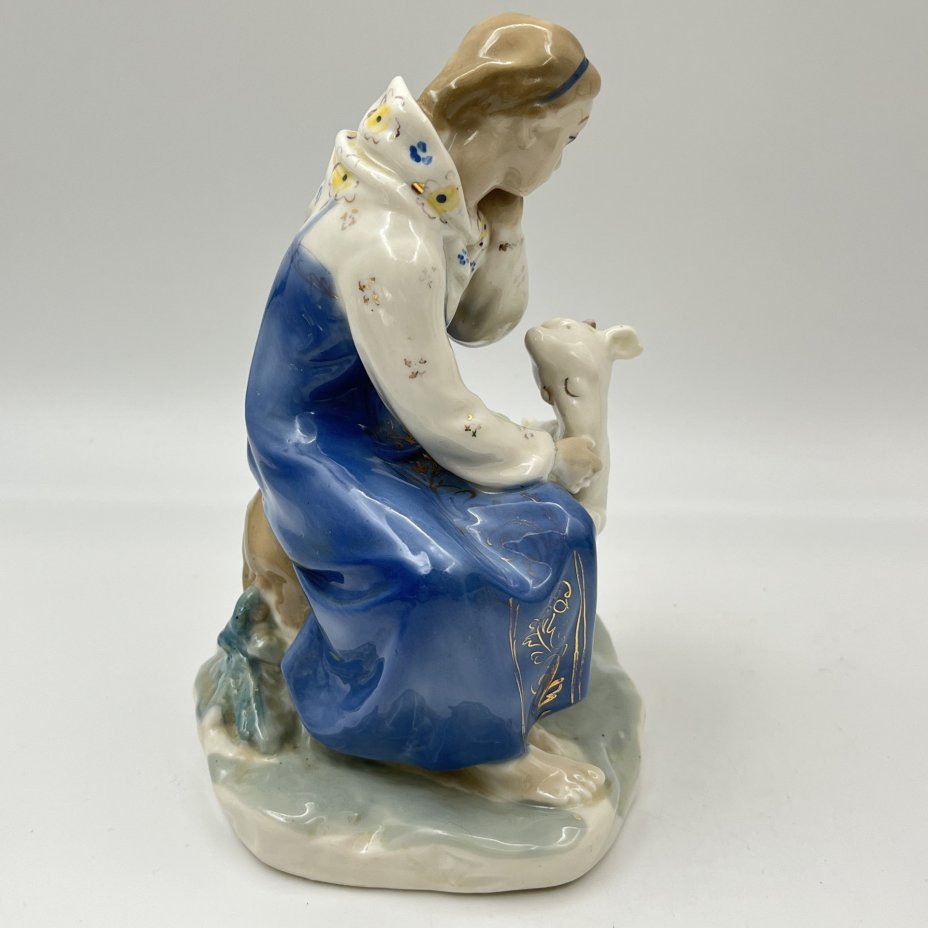 Статуэтка "Сестрица Алёнушка и братец Иванушка", скульптор А.А. Киселёв, фарфор, роспись, золочение, Ленинградский завод фарфоровых изделий (ЛЗФИ), СССР, 1956-1967 гг.