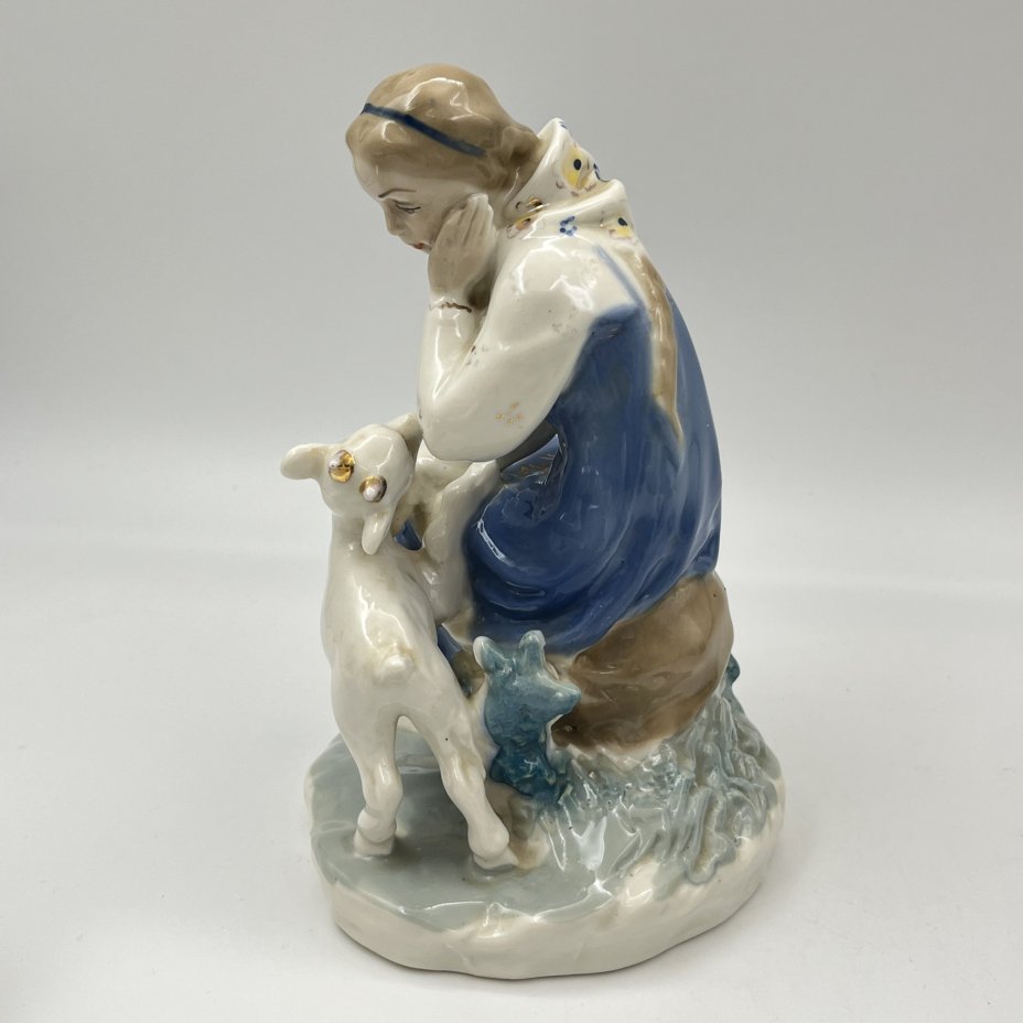 Статуэтка "Сестрица Алёнушка и братец Иванушка", скульптор А.А. Киселёв, фарфор, роспись, золочение, Ленинградский завод фарфоровых изделий (ЛЗФИ), СССР, 1956-1967 гг.