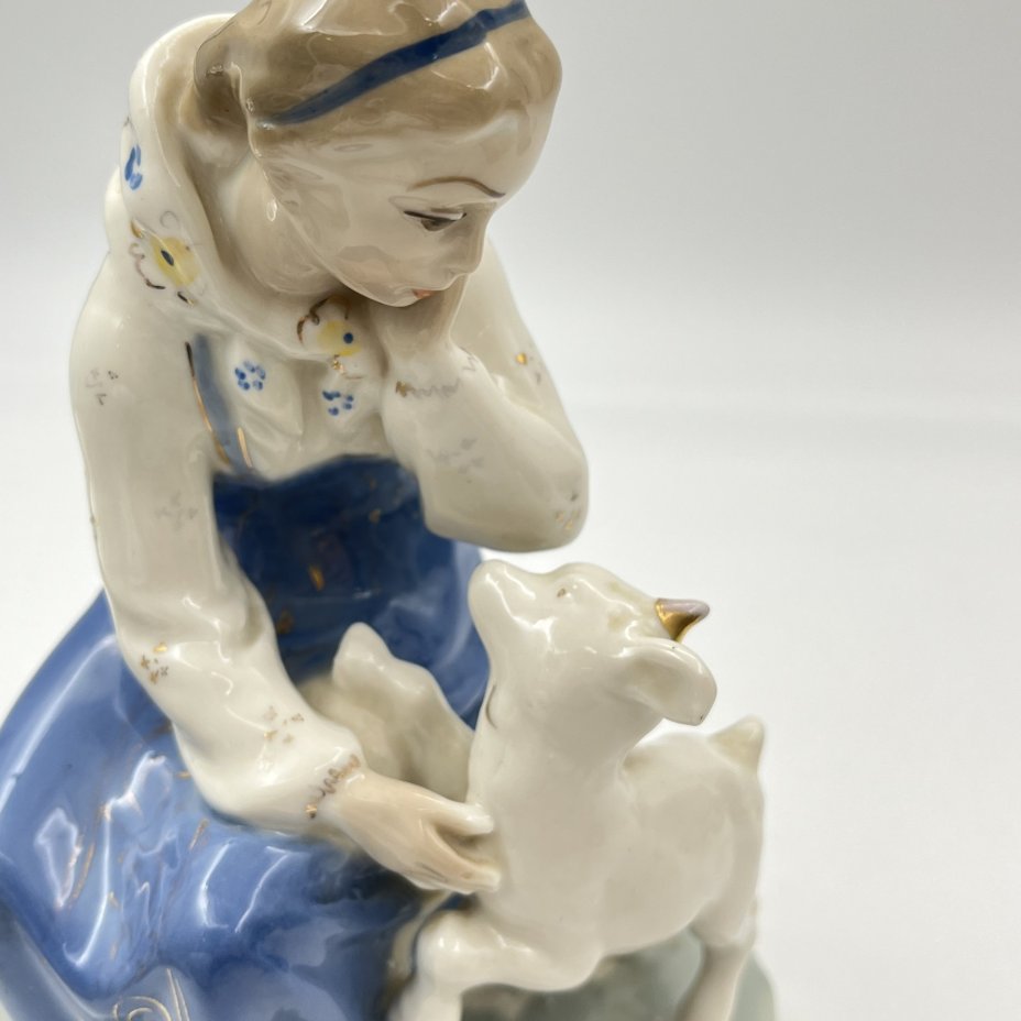Статуэтка "Сестрица Алёнушка и братец Иванушка", скульптор А.А. Киселёв, фарфор, роспись, золочение, Ленинградский завод фарфоровых изделий (ЛЗФИ), СССР, 1956-1967 гг.