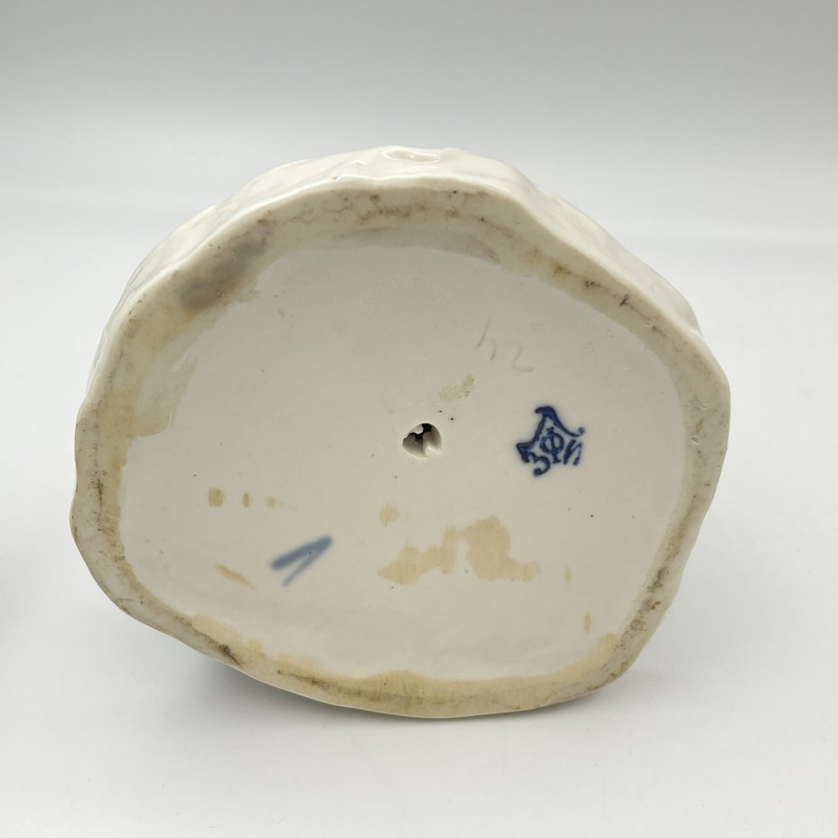 Статуэтка "Сестрица Алёнушка и братец Иванушка", скульптор А.А. Киселёв, фарфор, роспись, золочение, Ленинградский завод фарфоровых изделий (ЛЗФИ), СССР, 1956-1967 гг.