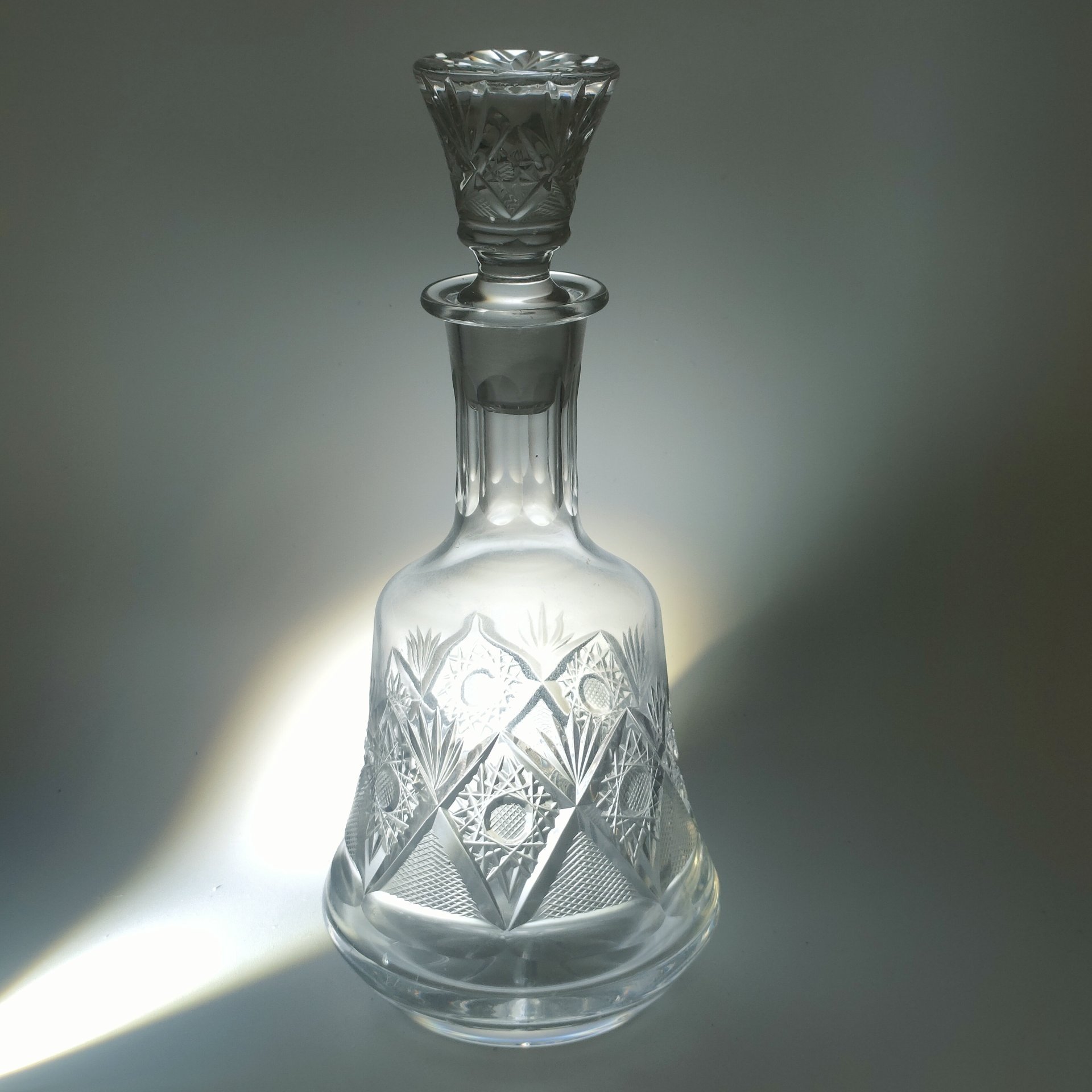Графин (штоф) с резным геометрическим декором для подачи крепких напитков, хрусталь, алмазная грань, Западная Европа, 1970-1990 гг.
