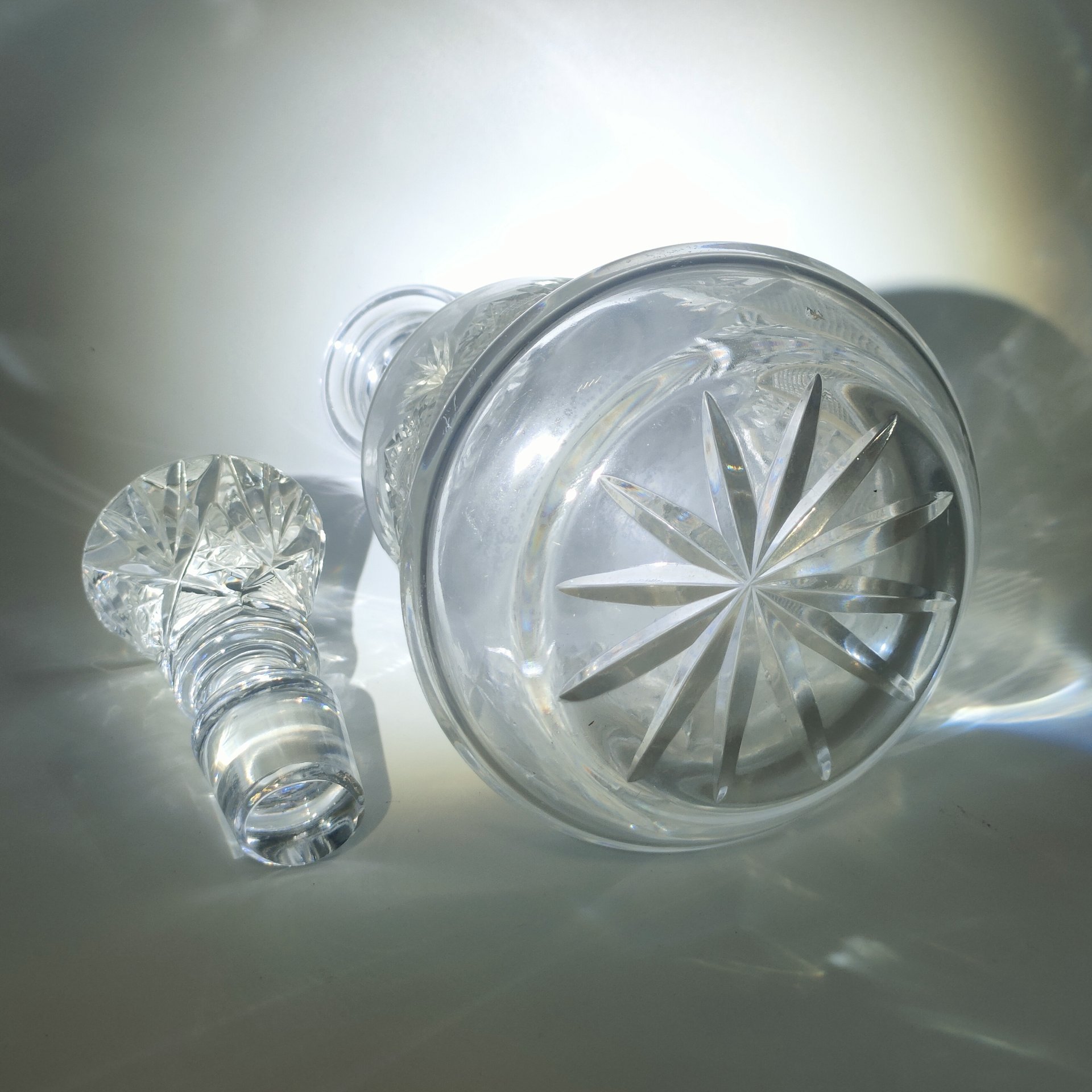 Графин (штоф) с резным геометрическим декором для подачи крепких напитков, хрусталь, алмазная грань, Западная Европа, 1970-1990 гг.