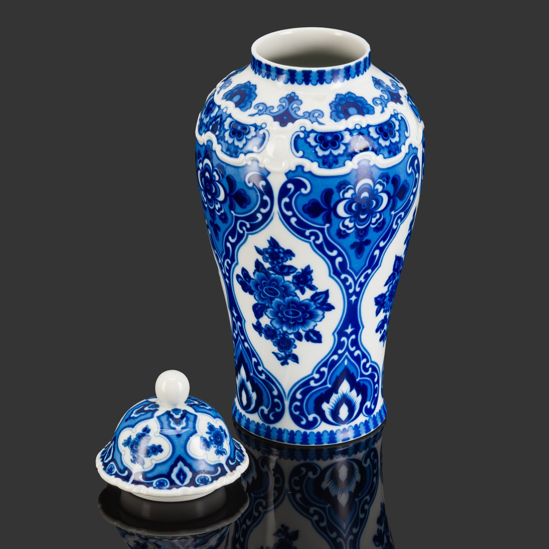 Ваза с крышкой в восточном стиле (имбирная), украшенная цветочным декором