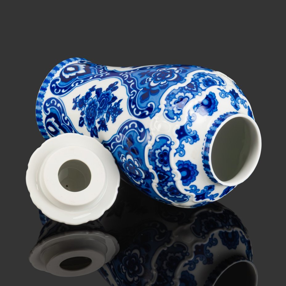 Ваза с крышкой в восточном стиле (имбирная), украшенная цветочным декором