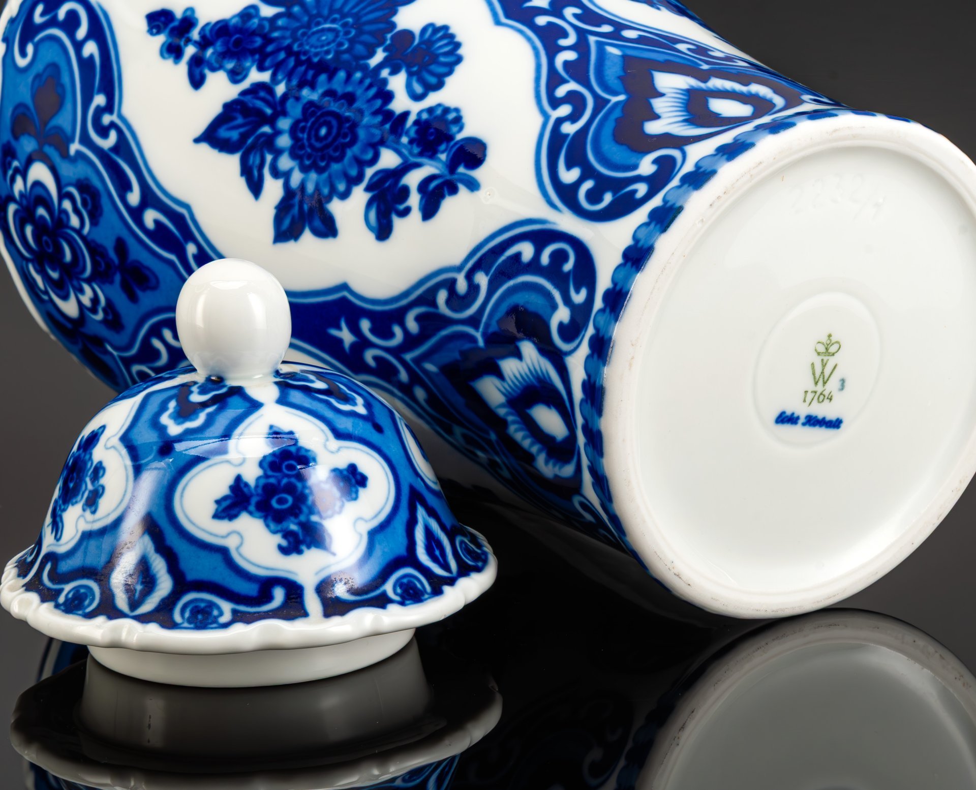 Ваза с крышкой в восточном стиле (имбирная), украшенная цветочным декором