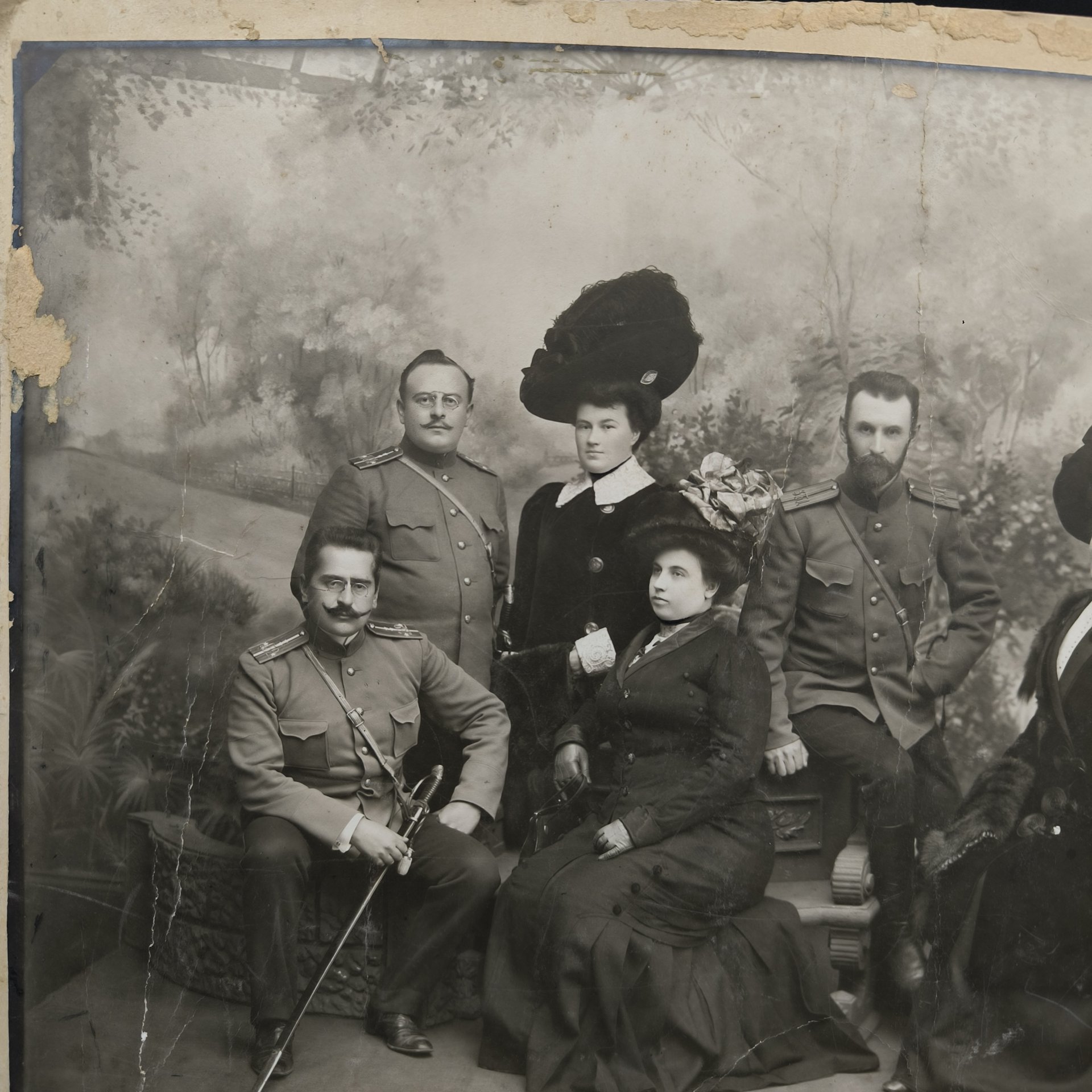 Фотопортрет групповой с изображением военных с женами (имена не установлены), бумага, фотопечать, Российская империя, 1900-1917 гг.