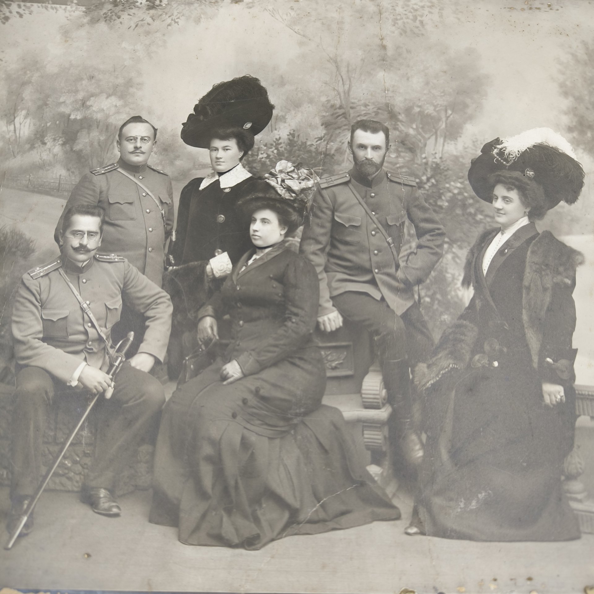 Фотопортрет групповой с изображением военных с женами (имена не установлены), бумага, фотопечать, Российская империя, 1900-1917 гг.