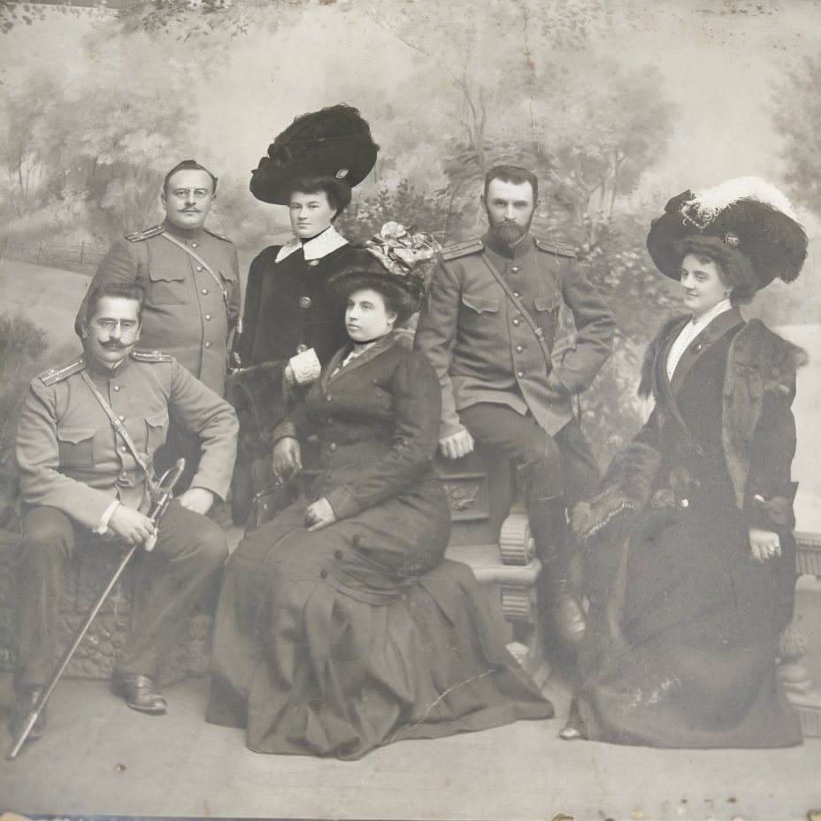 Фотопортрет групповой с изображением военных с женами (имена не установлены), бумага, фотопечать, Российская империя, 1900-1917 гг.