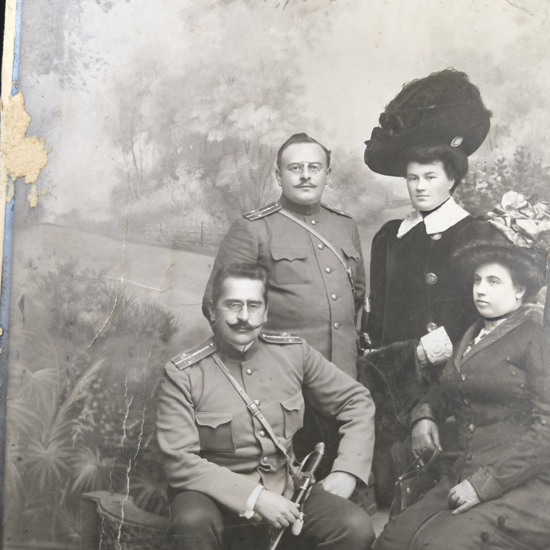 Фотопортрет групповой с изображением военных с женами (имена не установлены), бумага, фотопечать, Российская империя, 1900-1917 гг.