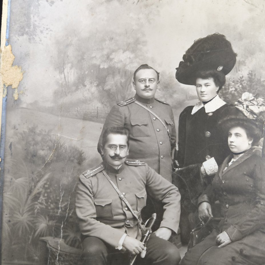 Фотопортрет групповой с изображением военных с женами (имена не установлены), бумага, фотопечать, Российская империя, 1900-1917 гг.