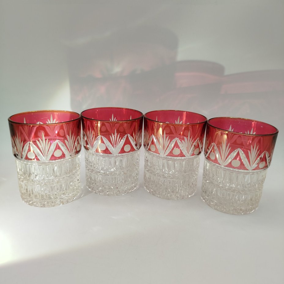 Набор из четырех стаканов с рельефным декором и верхней частью малинового оттенка с растительным орнаментом, стекло, нацвет, СССР, 1950-1980 гг.