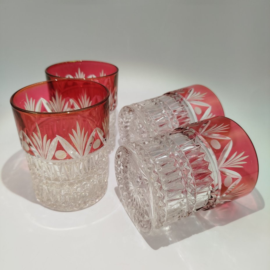 Набор из четырех стаканов с рельефным декором и верхней частью малинового оттенка с растительным орнаментом
