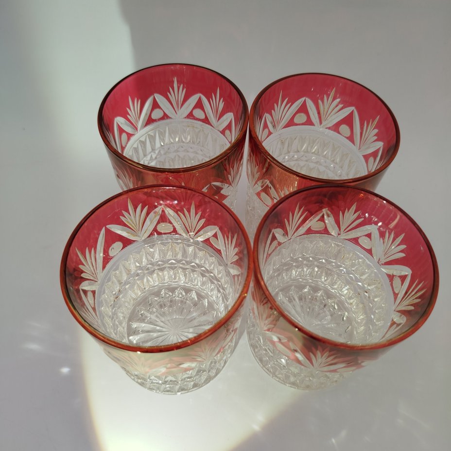 Набор из четырех стаканов с рельефным декором и верхней частью малинового оттенка с растительным орнаментом