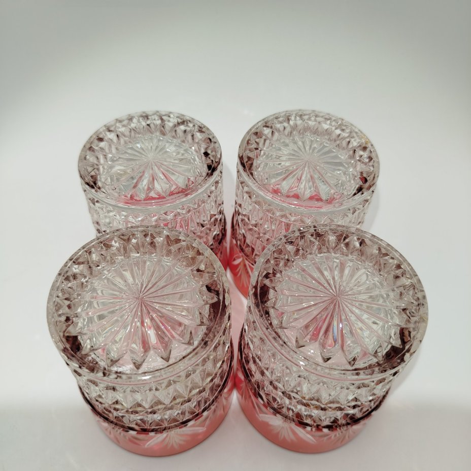 Набор из четырех стаканов с рельефным декором и верхней частью малинового оттенка с растительным орнаментом