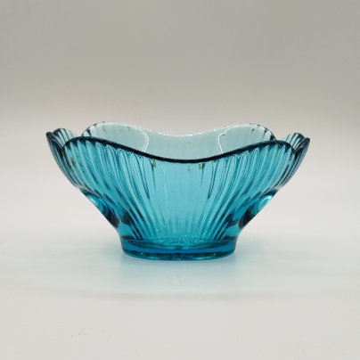 Вазочка (конфетница) синего оттенка с фигурными краями, цветное стекло, СССР, 1970-1990 гг.