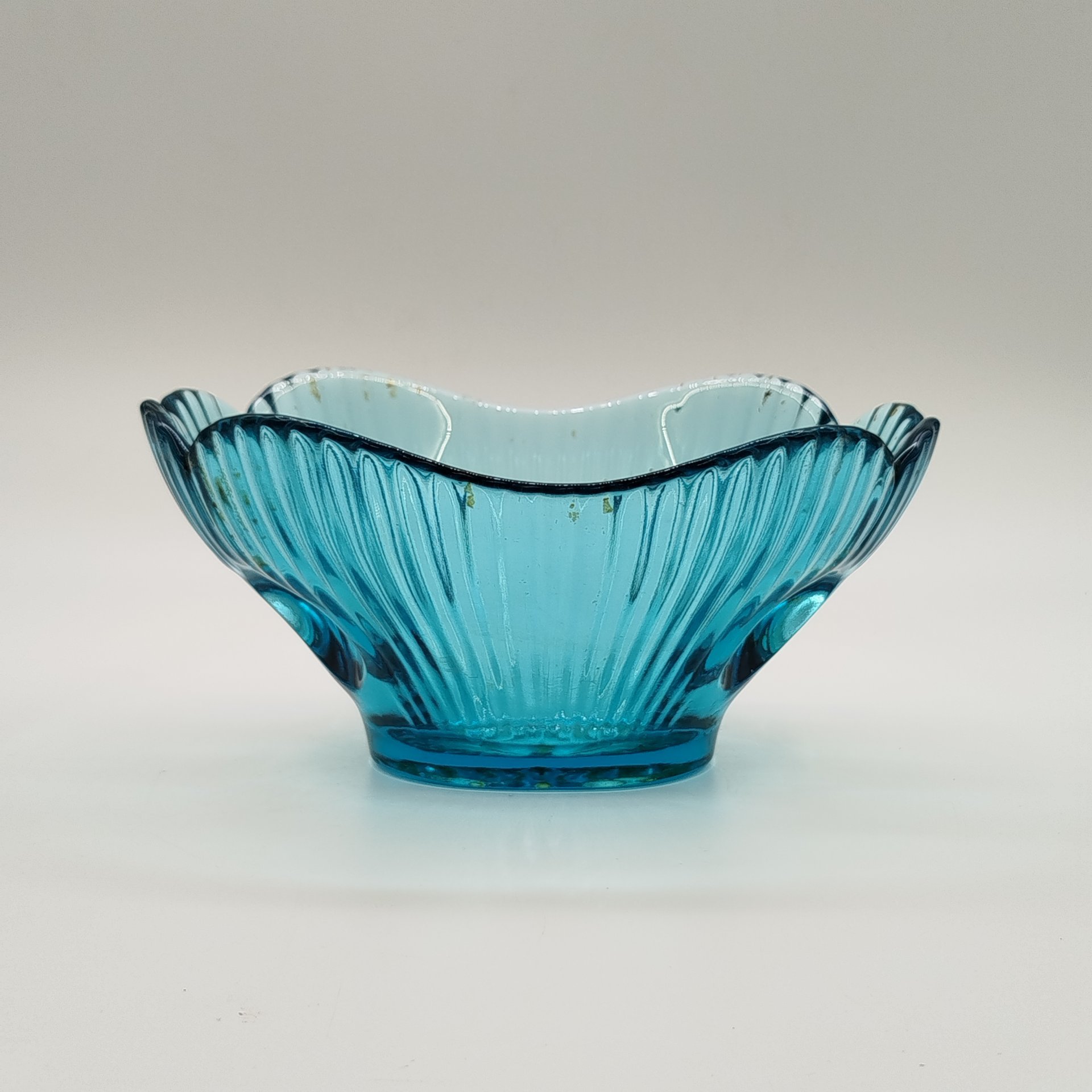 Вазочка (конфетница) синего оттенка с фигурными краями, цветное стекло, СССР, 1970-1990 гг.