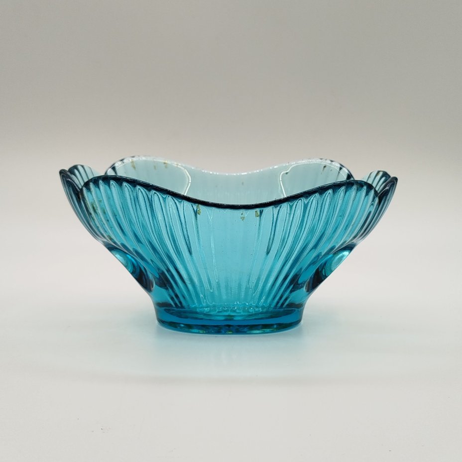 Вазочка (конфетница) синего оттенка с фигурными краями, цветное стекло, СССР, 1970-1990 гг.