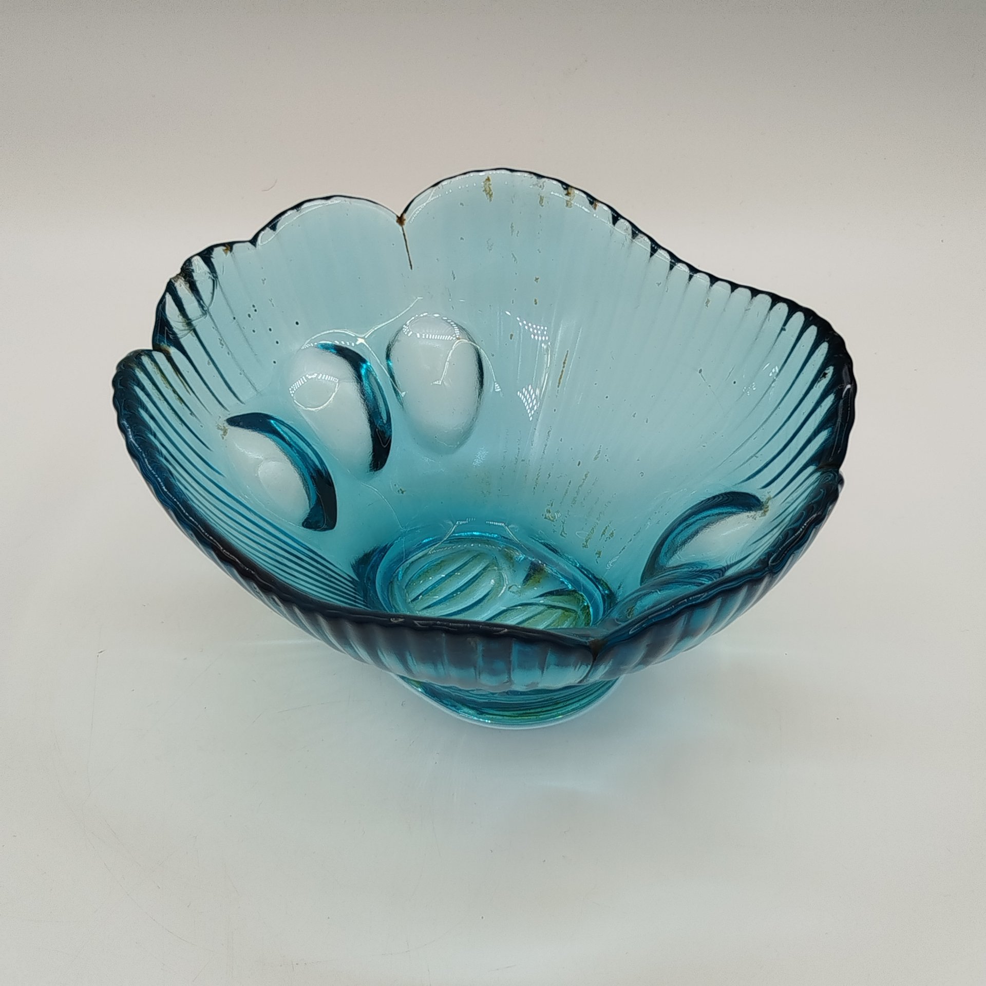 Вазочка (конфетница) синего оттенка с фигурными краями, цветное стекло, СССР, 1970-1990 гг.