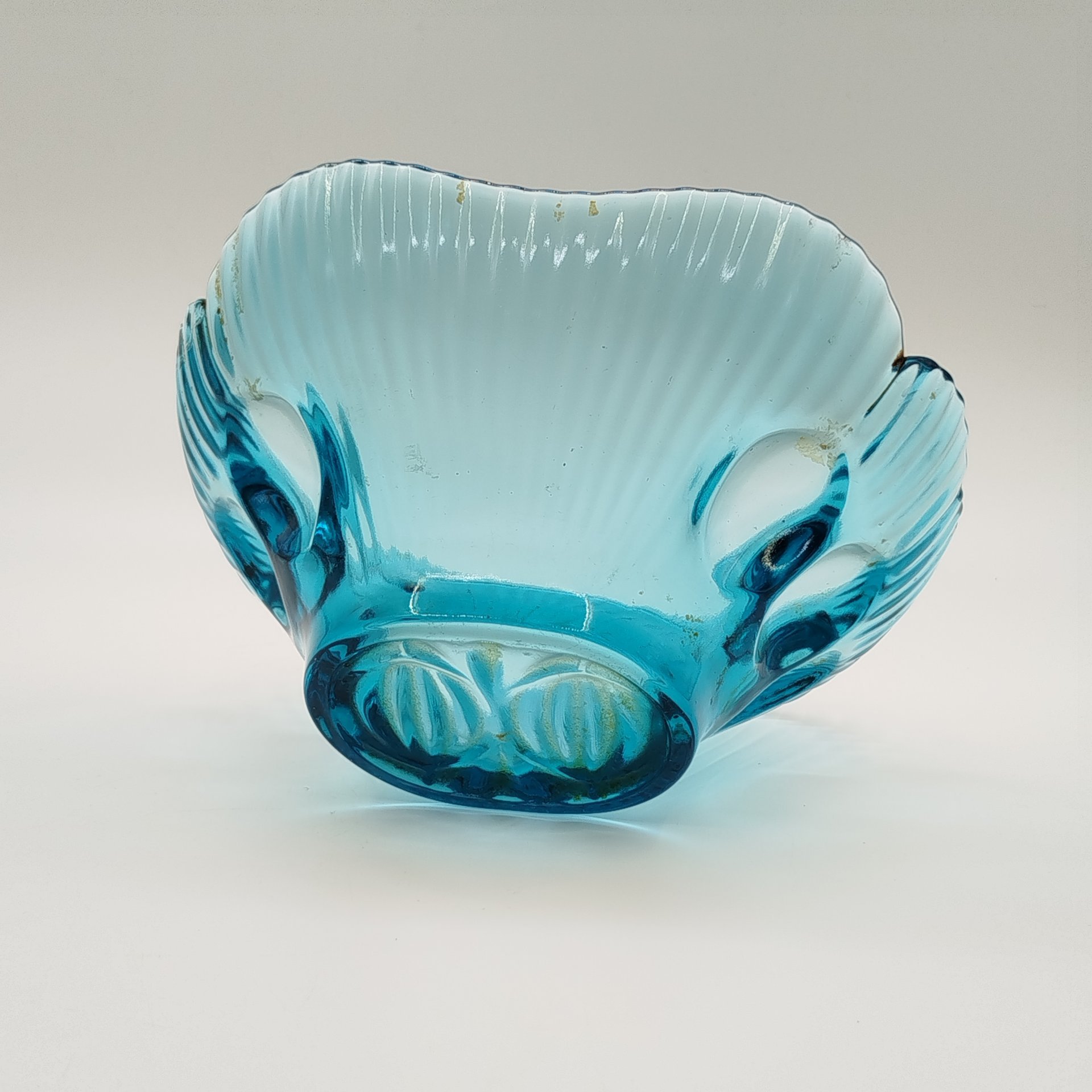 Вазочка (конфетница) синего оттенка с фигурными краями, цветное стекло, СССР, 1970-1990 гг.