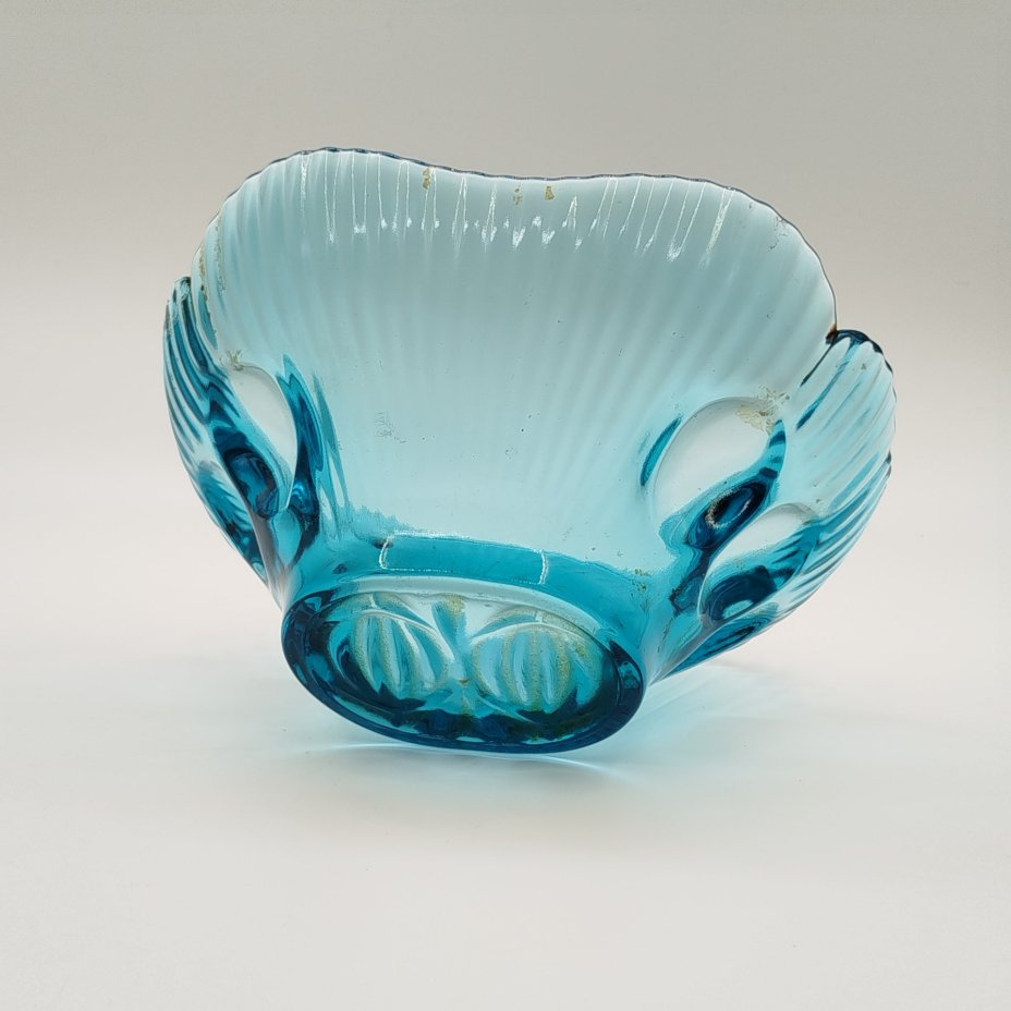 Вазочка (конфетница) синего оттенка с фигурными краями