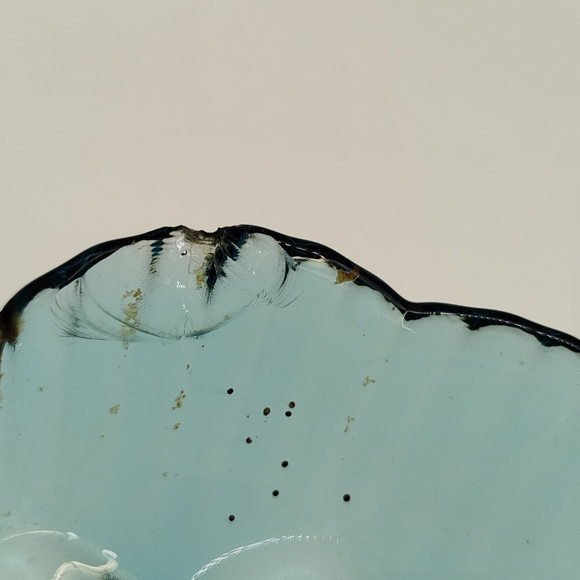 Вазочка (конфетница) синего оттенка с фигурными краями, цветное стекло, СССР, 1970-1990 гг.