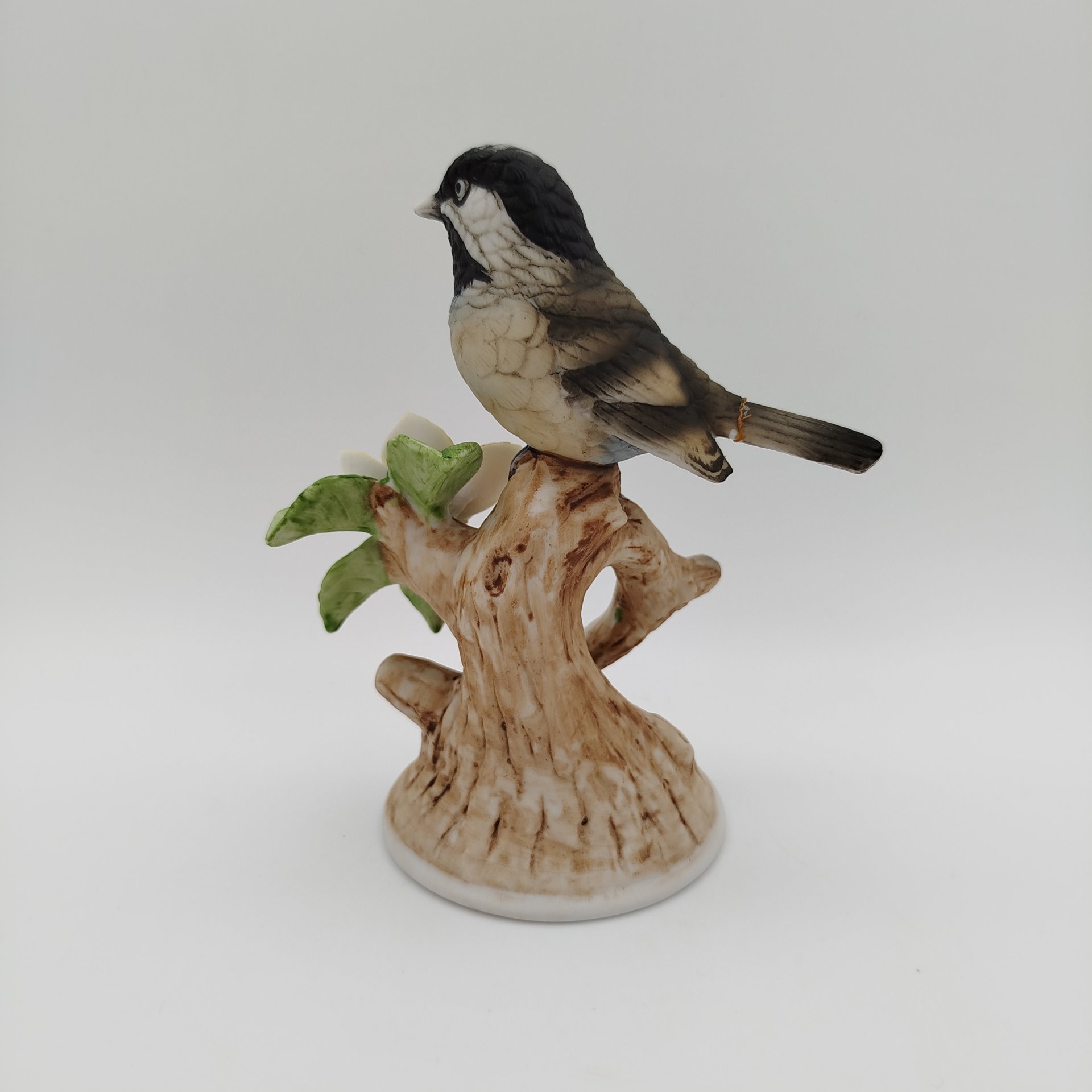 Статуэтка "Черношапочная гаичка на ветке" ("Black-capped Chickadee"), by Andrea, бисквит, роспись