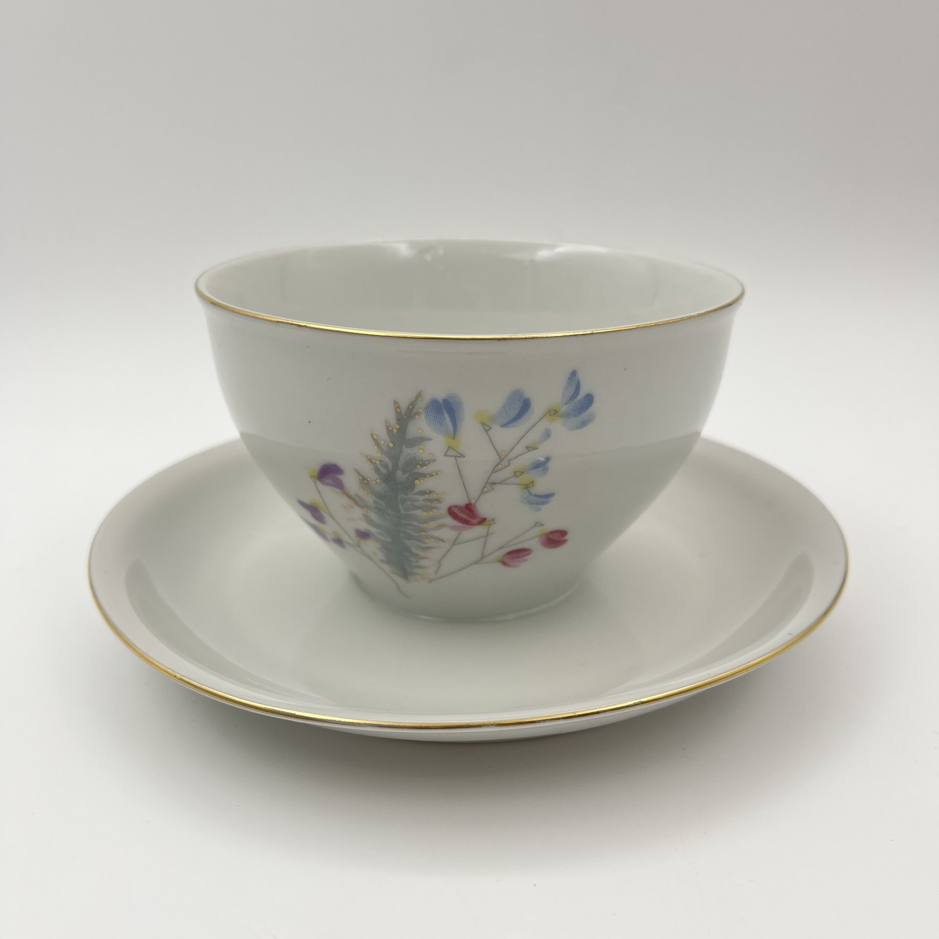 Соусник, украшенный изображением полевых цветов, Porzellanwerke Könitz (OPK), фарфор, деколь, золочение, ГДР, 1954-1962 гг.