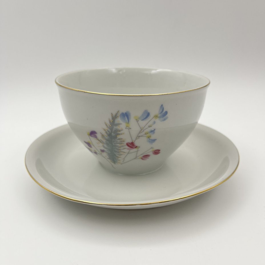 Соусник, украшенный изображением полевых цветов, Porzellanwerke Könitz (OPK), фарфор, деколь, золочение, ГДР, 1954-1962 гг.