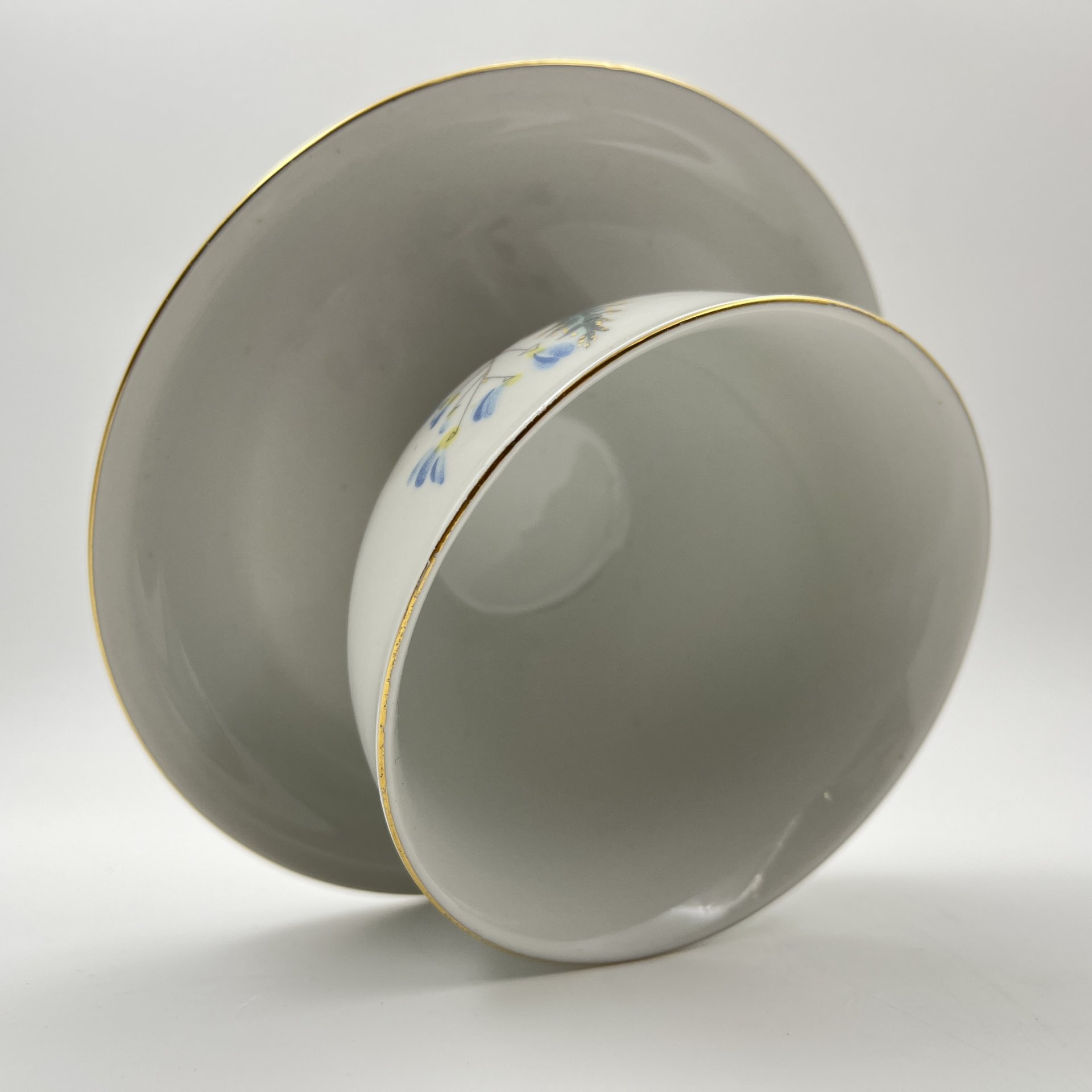 Соусник, украшенный изображением полевых цветов, Porzellanwerke Könitz (OPK), фарфор, деколь, золочение, ГДР, 1954-1962 гг.