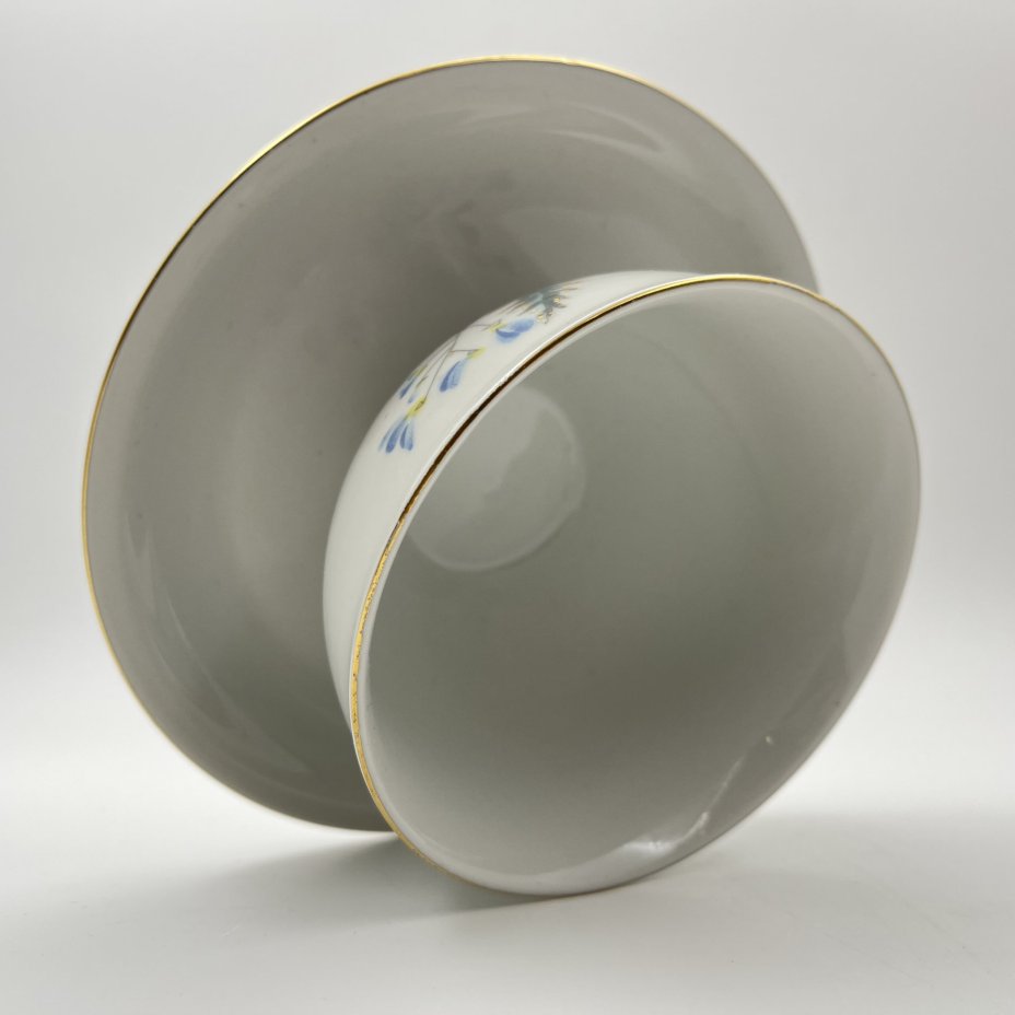 Соусник, украшенный изображением полевых цветов, Porzellanwerke Könitz (OPK), фарфор, деколь, золочение, ГДР, 1954-1962 гг.