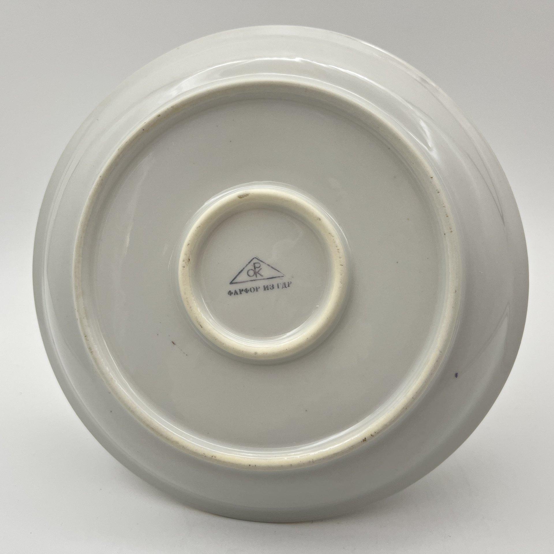 Соусник, украшенный изображением полевых цветов, Porzellanwerke Könitz (OPK), фарфор, деколь, золочение, ГДР, 1954-1962 гг.