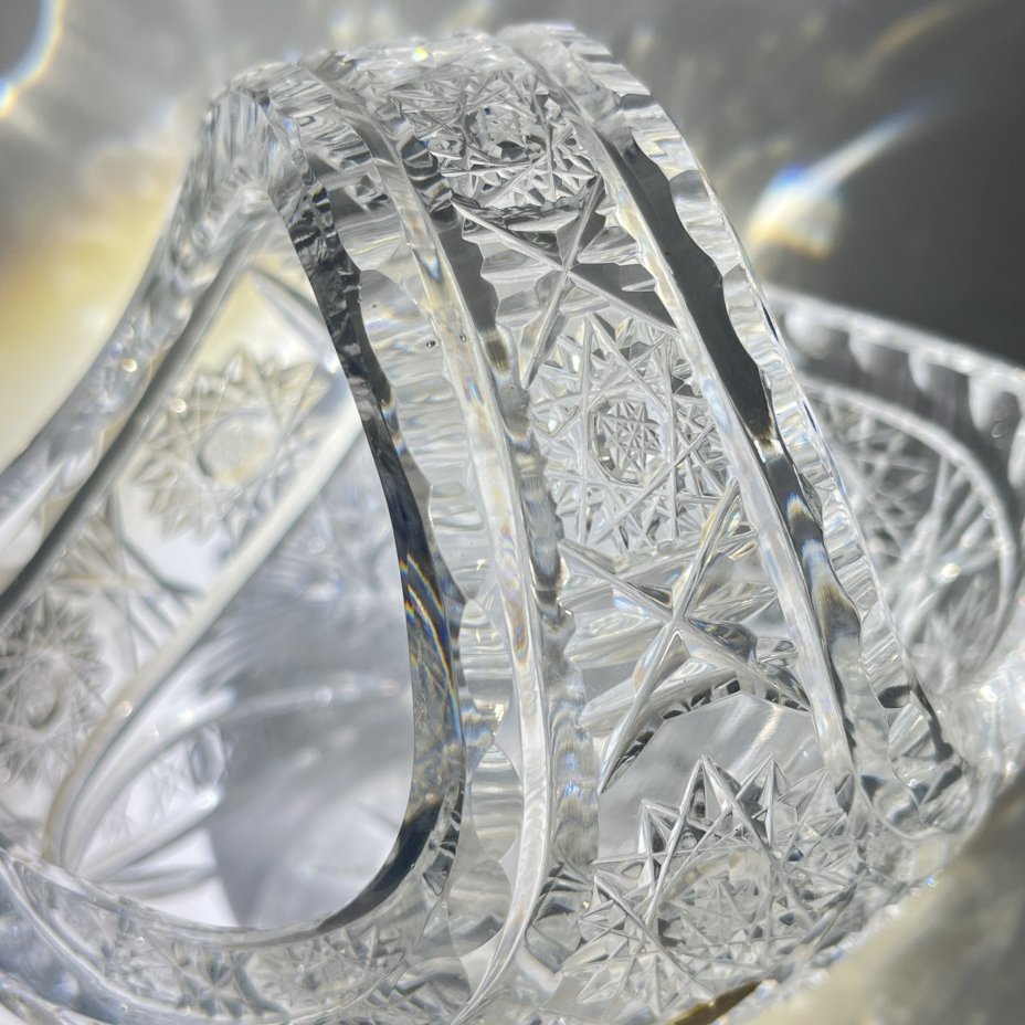 Конфетница-корзинка с резным геометрическим декором