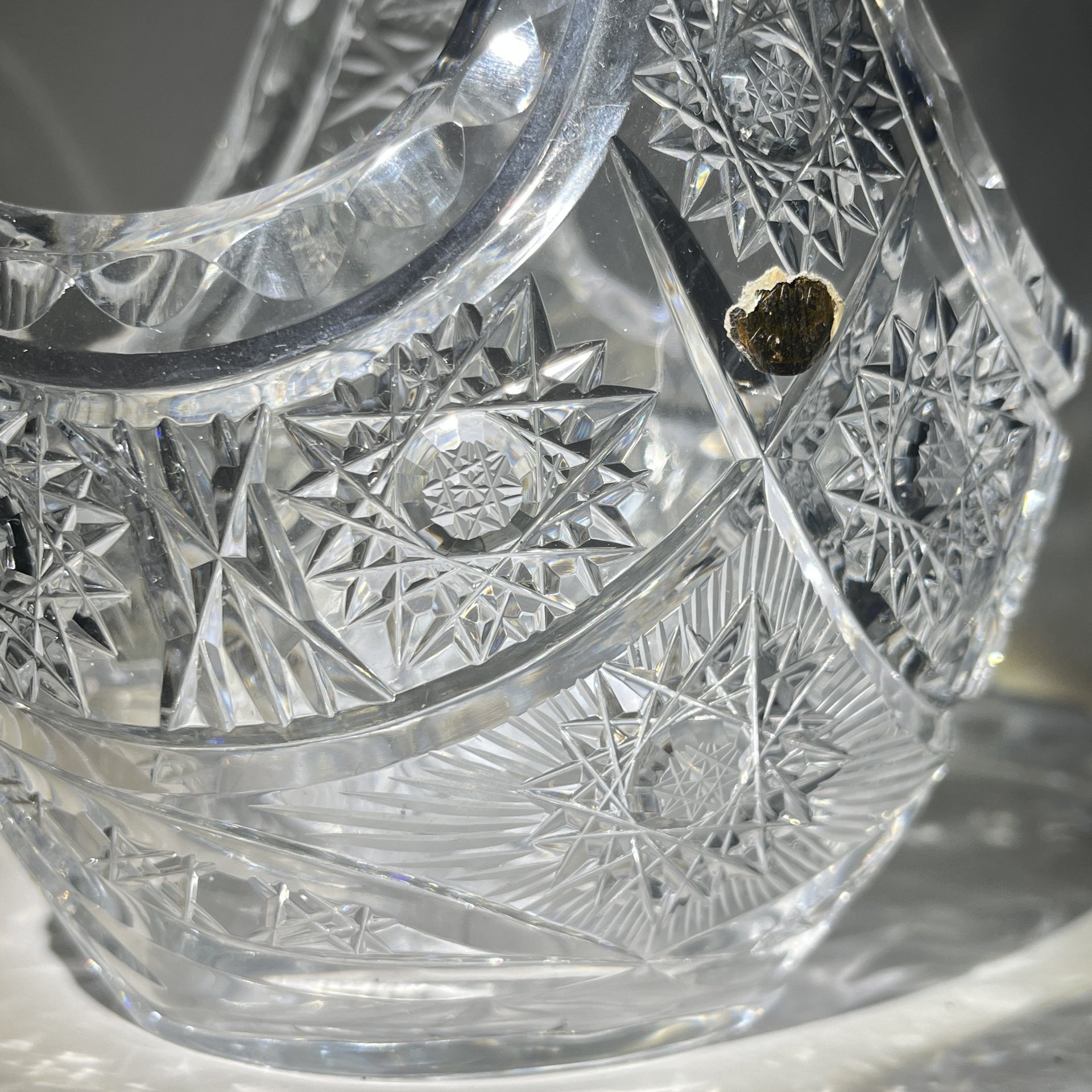 Конфетница-корзинка с резным геометрическим декором, хрусталь, алмазная грань, Польша, 1970-1990 гг.