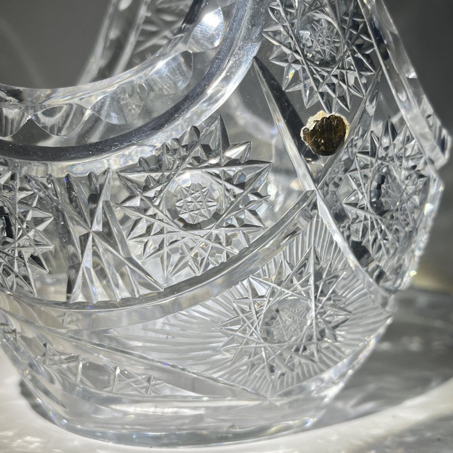 Конфетница-корзинка с резным геометрическим декором