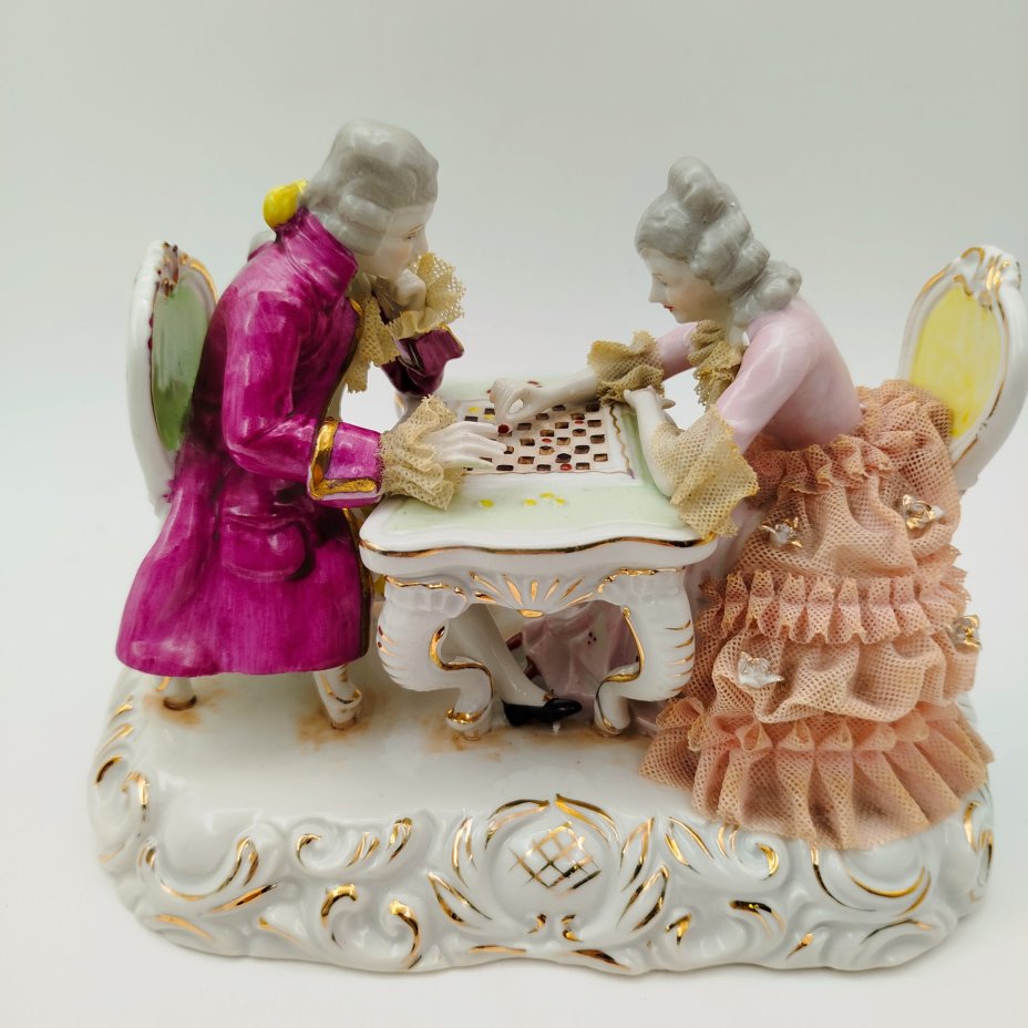 Статуэтка "Игра в шашки" ("Галантная сцена"), фарфор, кружевной фарфор, роспись, золочение, Европа, 1960-1980 гг.