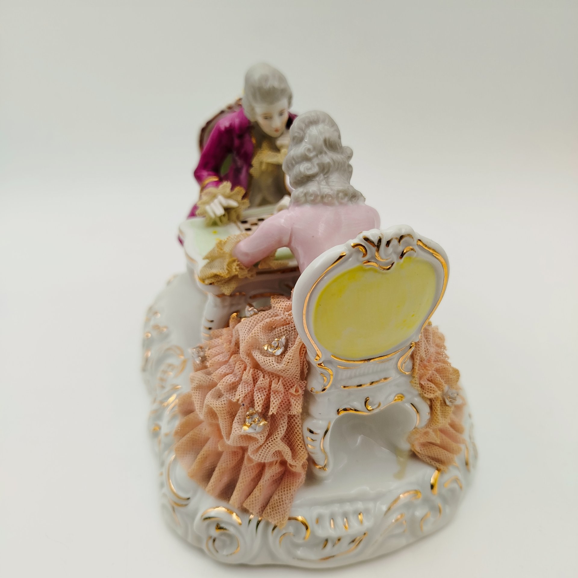 Статуэтка "Игра в шашки" ("Галантная сцена"), фарфор, кружевной фарфор, роспись, золочение, Европа, 1960-1980 гг.