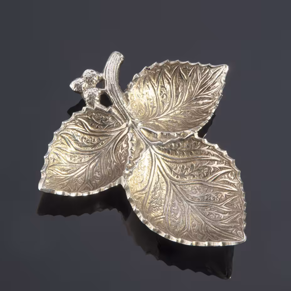 Менажница в виде листа орешника на три секции