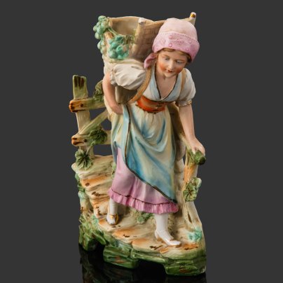 Статуэтка (салфетница) "Сборщица винограда", фарфор, бисквит, роспись, золочение, Германия, 1950-1980 гг.