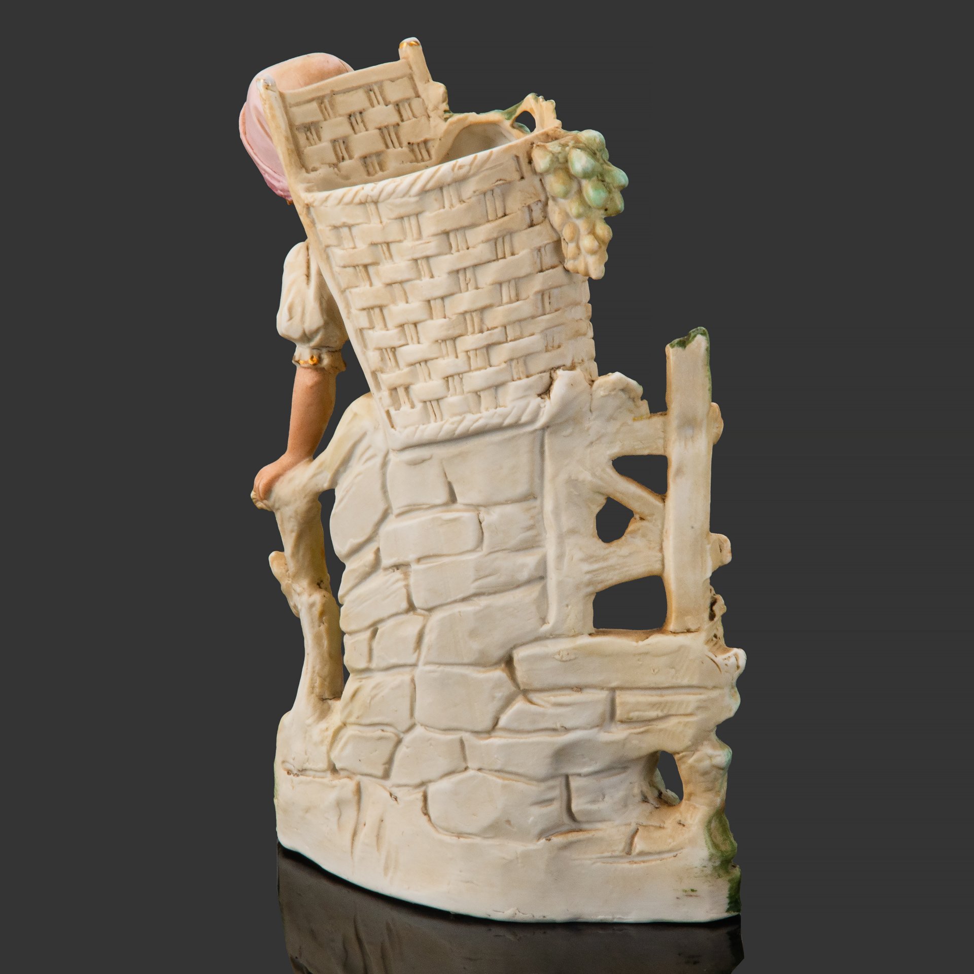 Статуэтка (салфетница) "Сборщица винограда", фарфор, бисквит, роспись, золочение, Германия, 1950-1980 гг.