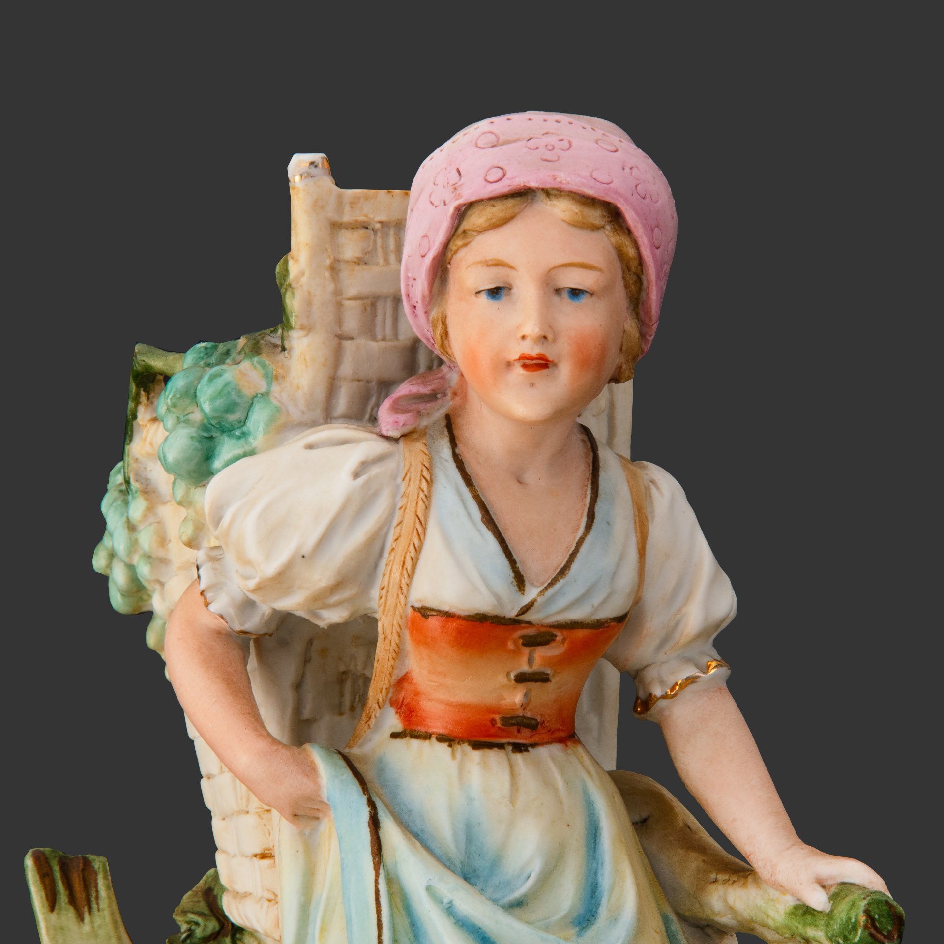 Статуэтка (салфетница) "Сборщица винограда", фарфор, бисквит, роспись, золочение, Германия, 1950-1980 гг.