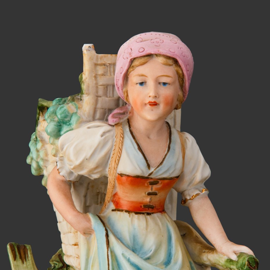 Статуэтка (салфетница) "Сборщица винограда"