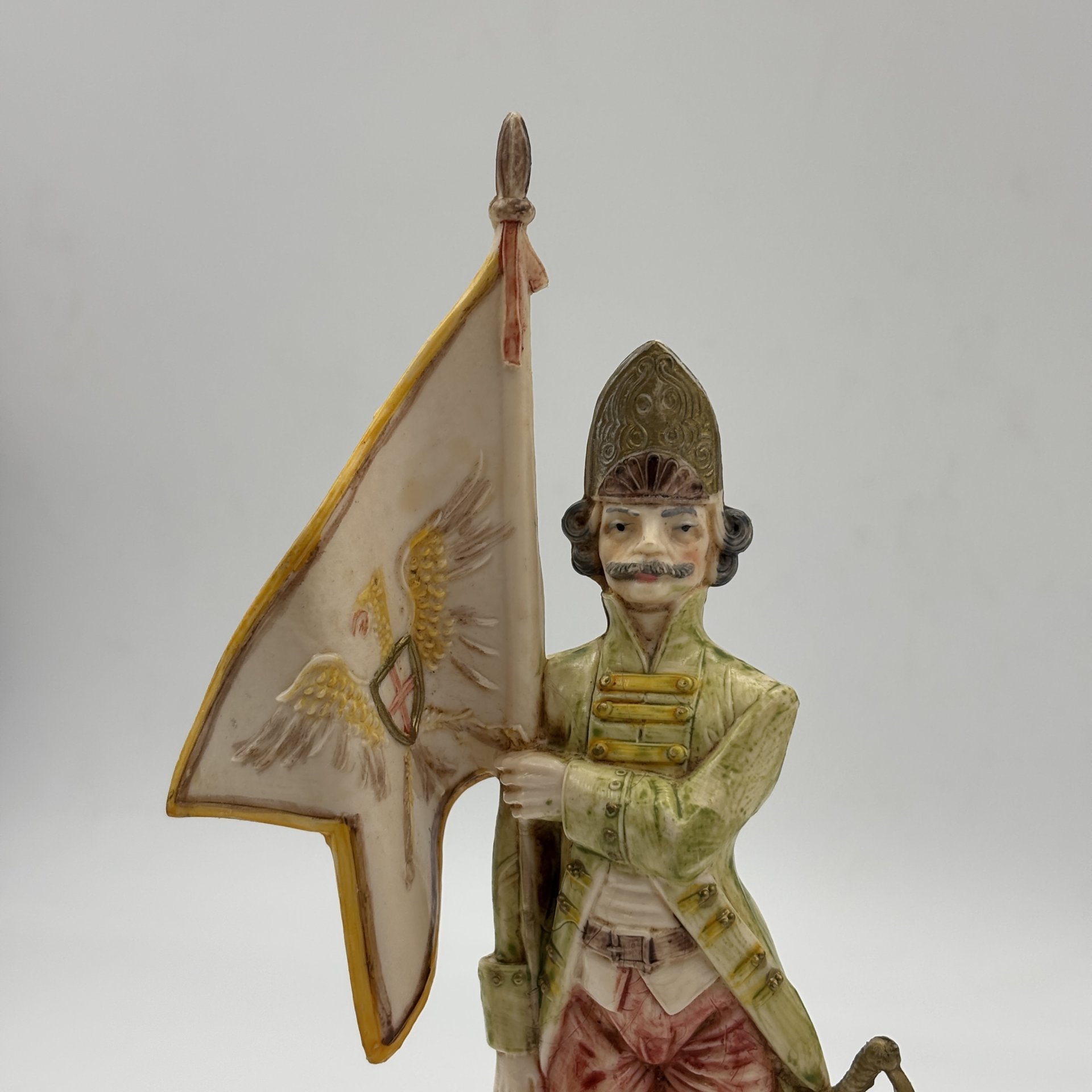 Статуэтка "Знаменоносец"