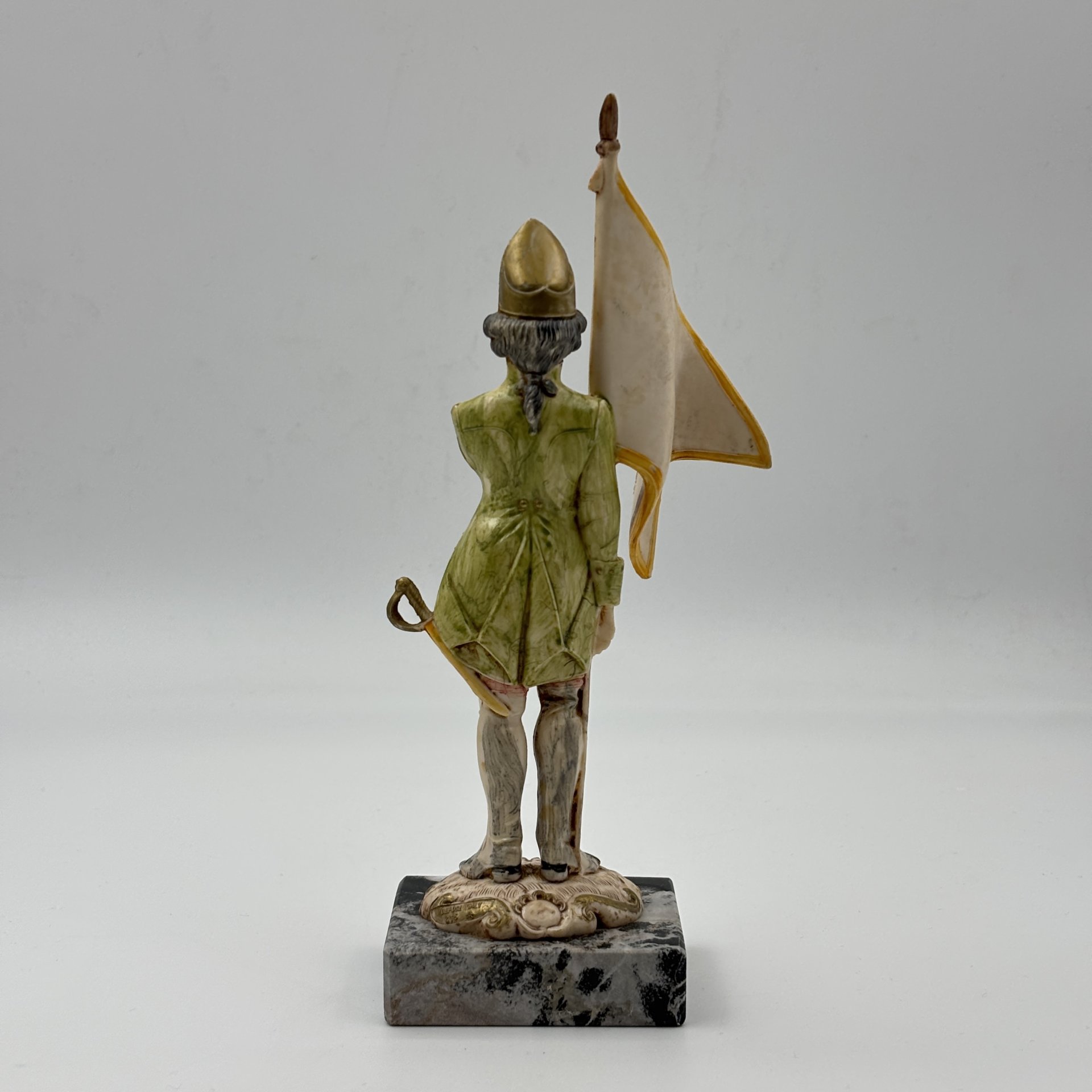 Статуэтка "Знаменоносец"