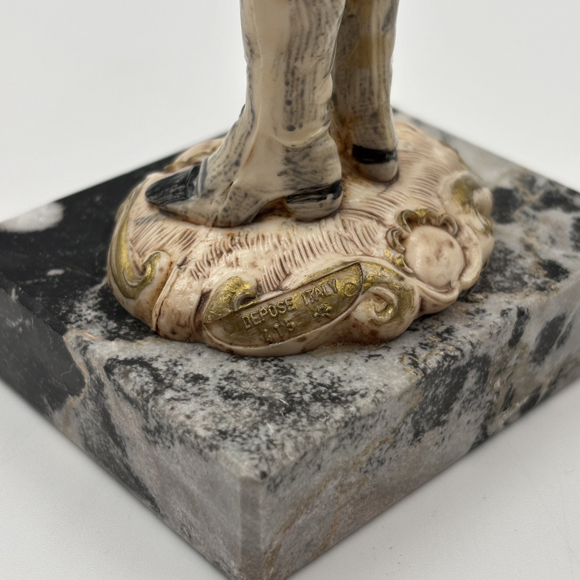 Статуэтка "Знаменоносец"