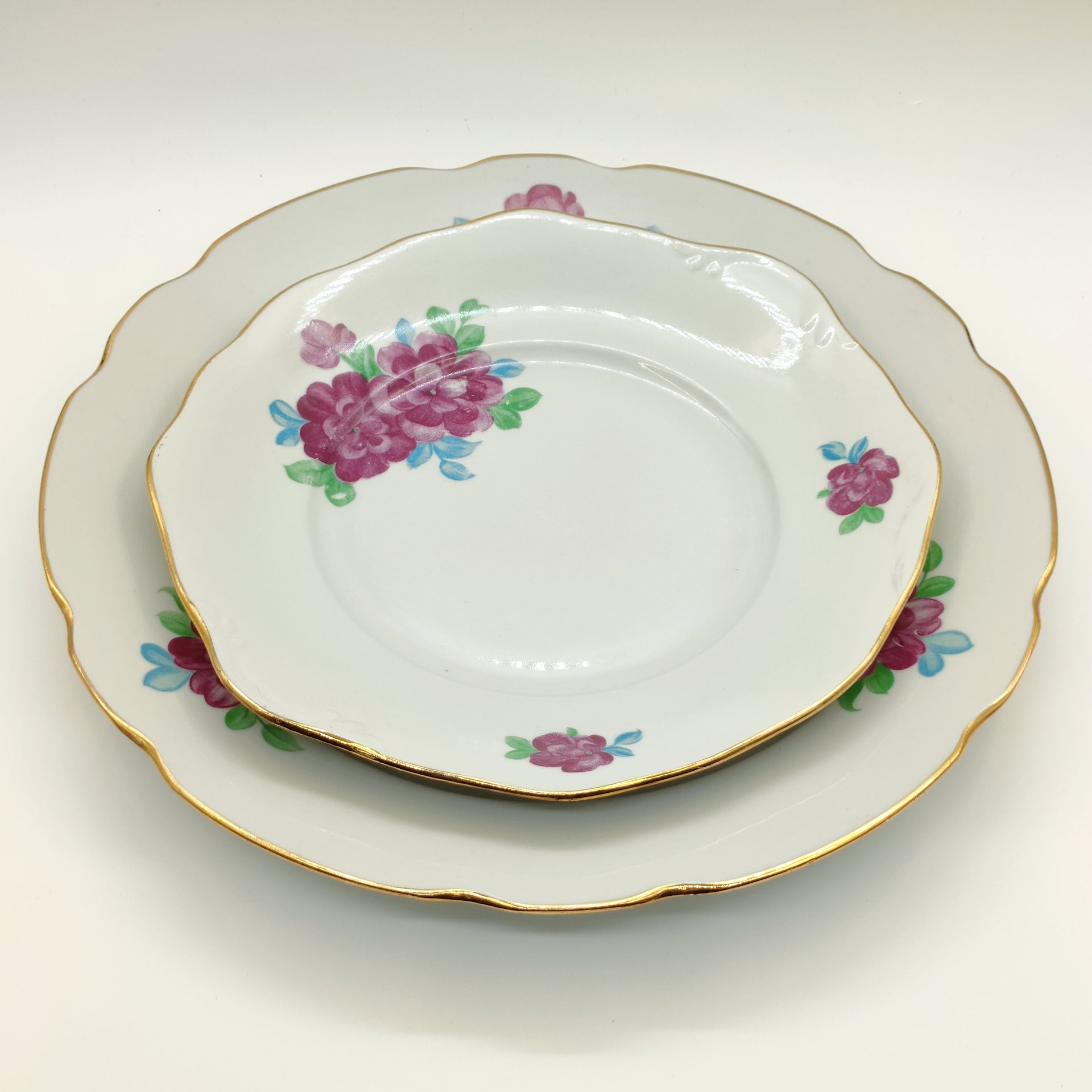 Пара сервировочных блюд разных размеров, украшенных цветочным декором, фарфор, деколь, золочение, Дулевский фарфоровый завод (Дулёво), СССР, 1968-1991 гг.