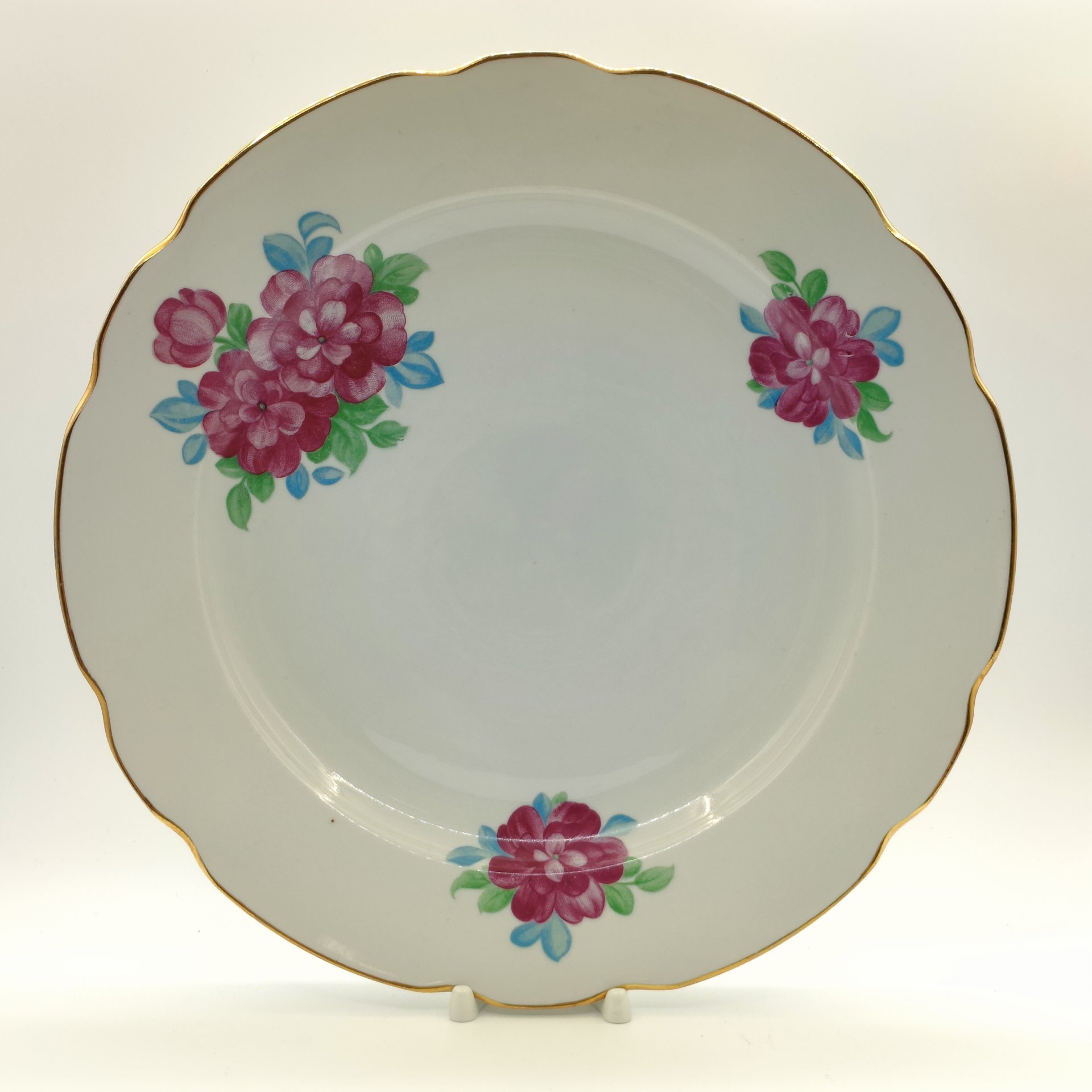 Пара сервировочных блюд разных размеров, украшенных цветочным декором, фарфор, деколь, золочение, Дулевский фарфоровый завод (Дулёво), СССР, 1968-1991 гг.