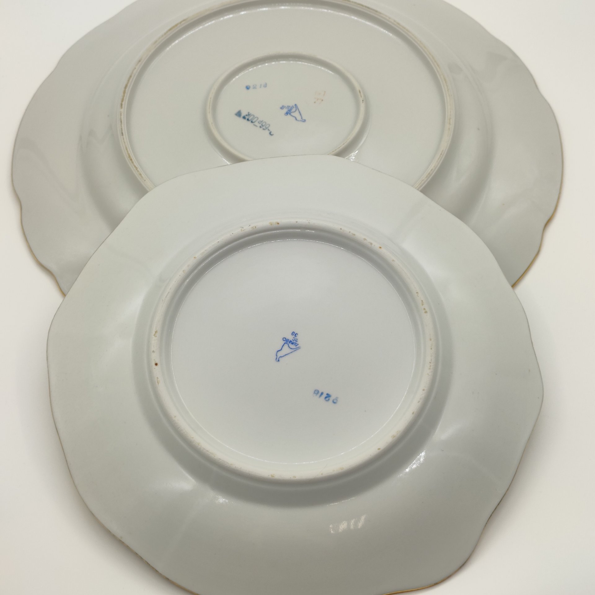 Пара сервировочных блюд разных размеров, украшенных цветочным декором, фарфор, деколь, золочение, Дулевский фарфоровый завод (Дулёво), СССР, 1968-1991 гг.