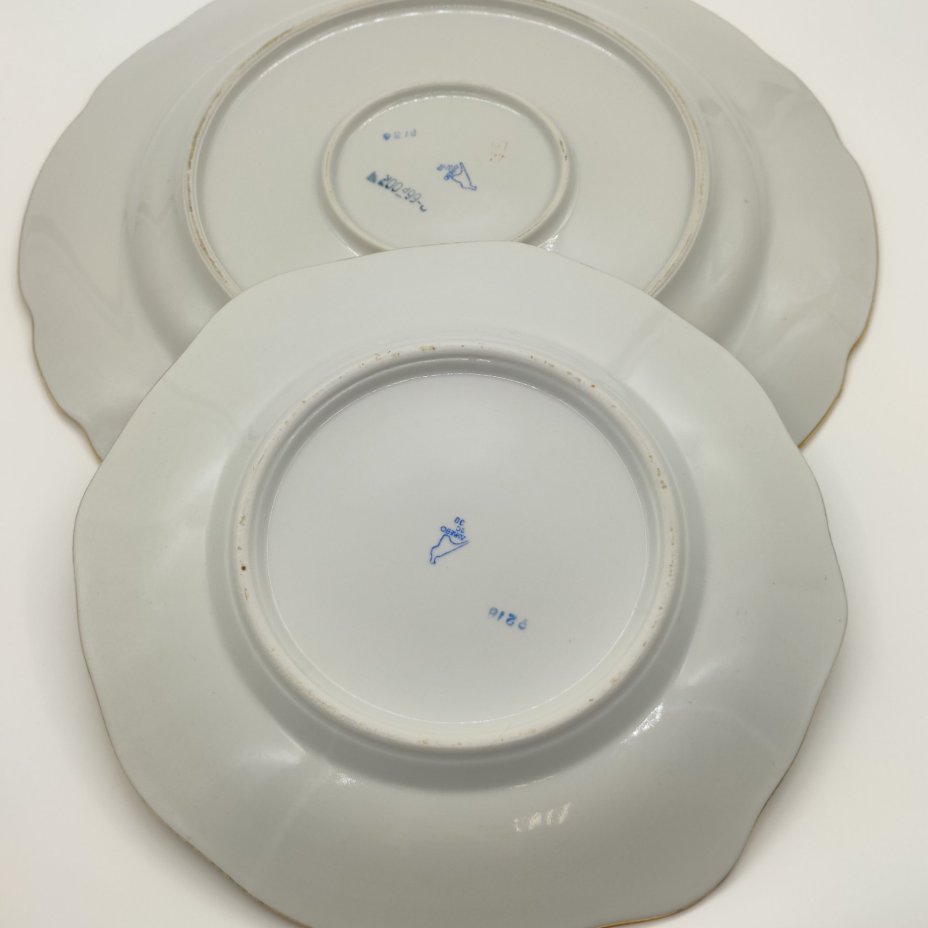 Пара сервировочных блюд разных размеров, украшенных цветочным декором, фарфор, деколь, золочение, Дулевский фарфоровый завод (Дулёво), СССР, 1968-1991 гг.