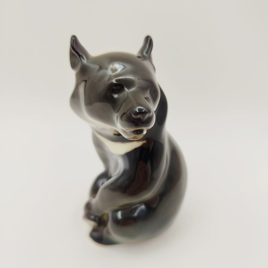 Статуэтка "Медведь гималайский", скульптор П.П. Веселов, фарфор, аэрография, Ленинградский фарфоровый завод (ЛФЗ), СССР, 1960-1990 гг.