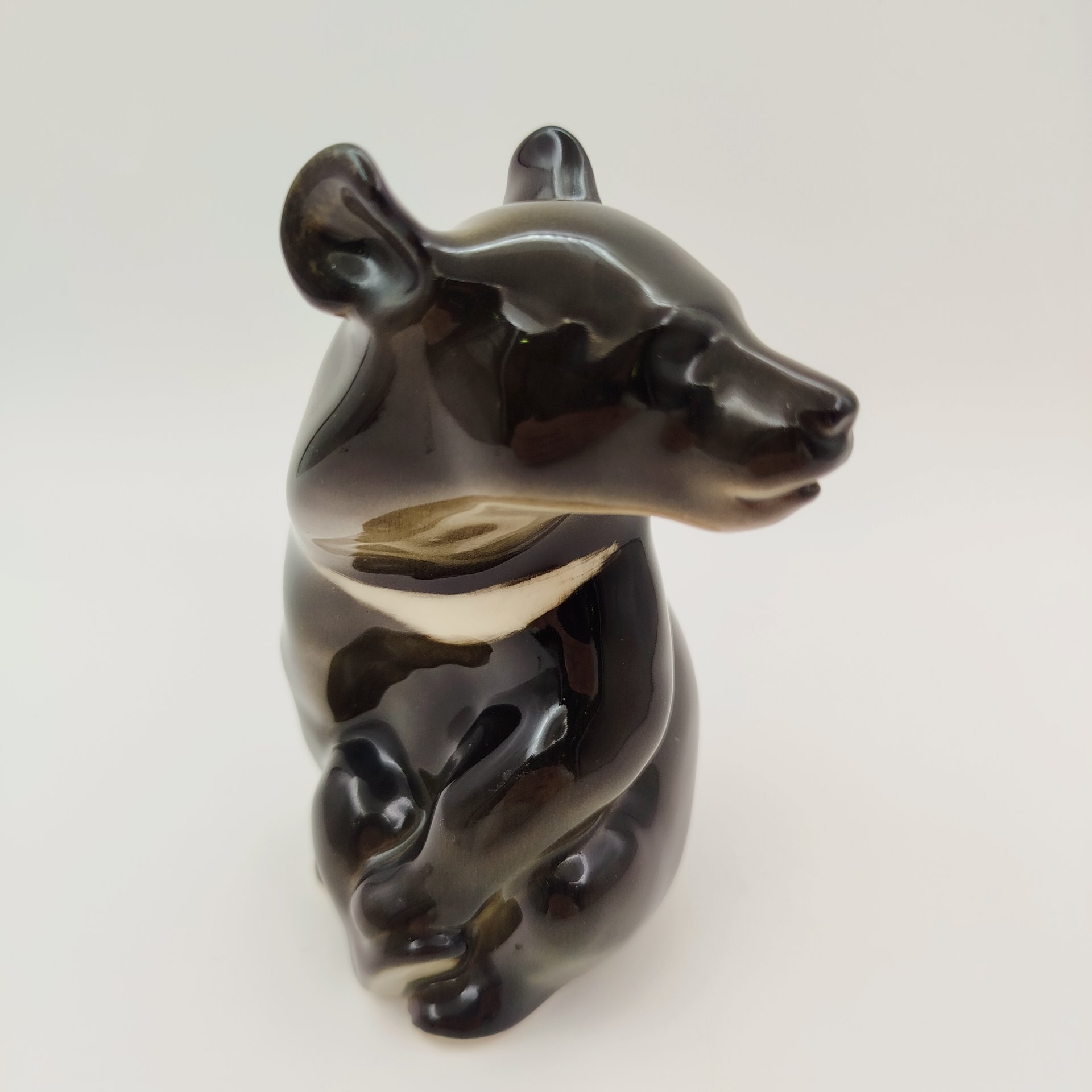 Статуэтка "Медведь гималайский", скульптор П.П. Веселов, фарфор, аэрография, Ленинградский фарфоровый завод (ЛФЗ), СССР, 1960-1990 гг.